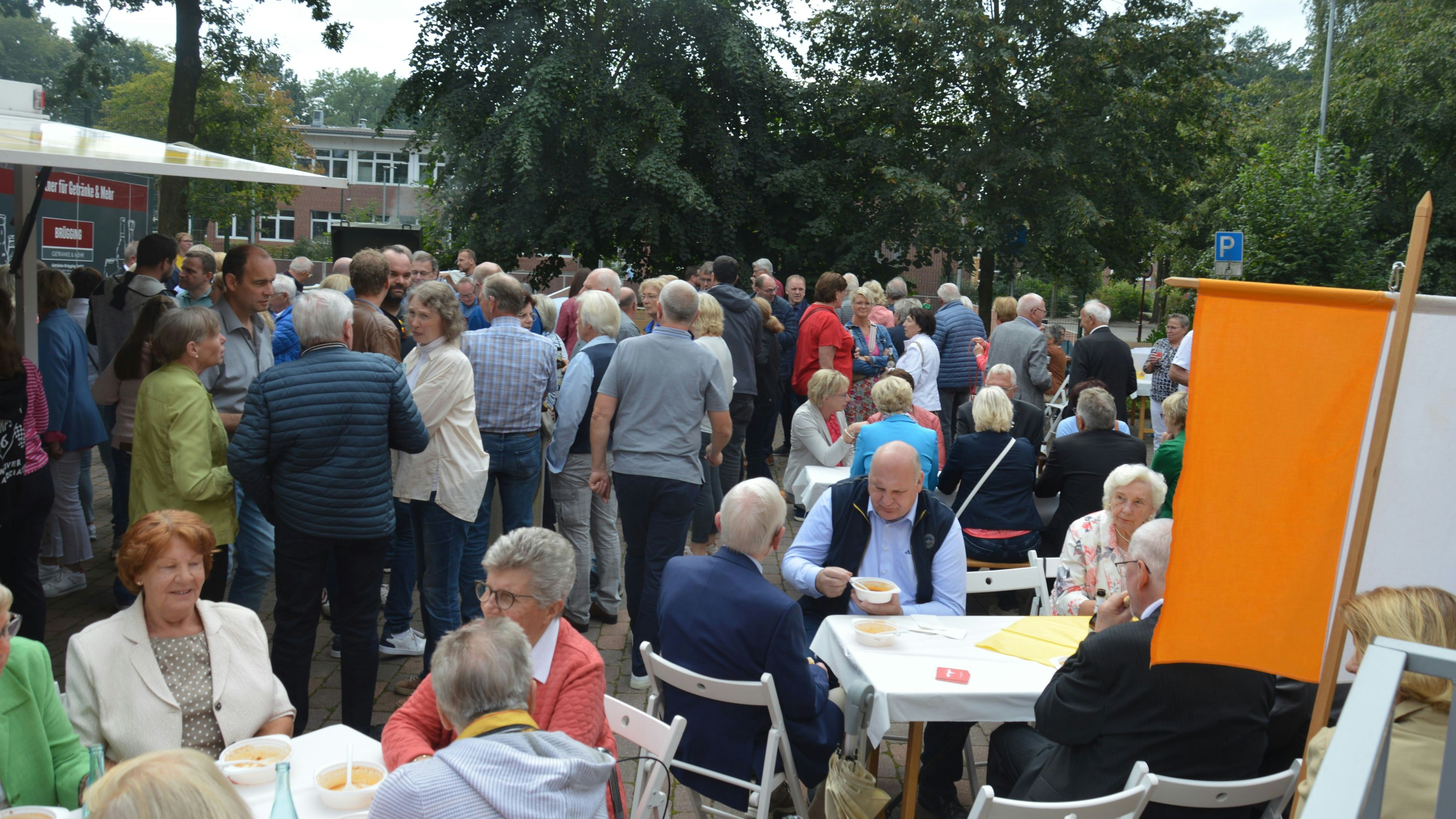 Ein Wiedersehen: Die Gläubigen der Pfarrgemeinde St. Petrus feiern auf dem Kirchplatz ein Fest der Begegnung. Foto: Landwehr