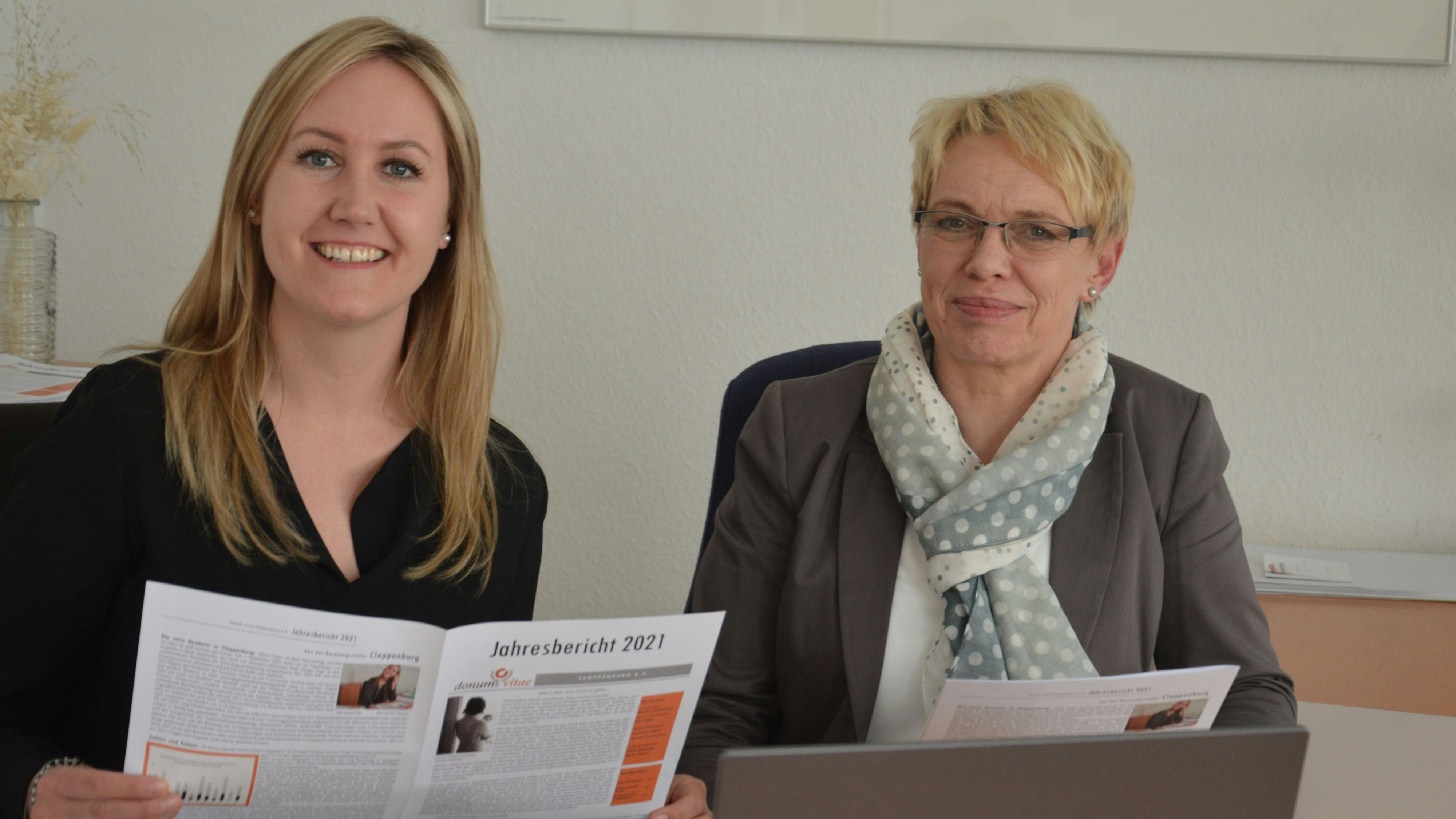 Ines Meinerling (links) und Martina Hingst gaben in Cloppenburg und Barßel in der Beratungsstelle des Vereins "donum vitae" im Rahmen der Vorstellung ihres Jahresberichts Informationen zum Förderfonds "Startklar für die Zukunft". Foto: Landwehr