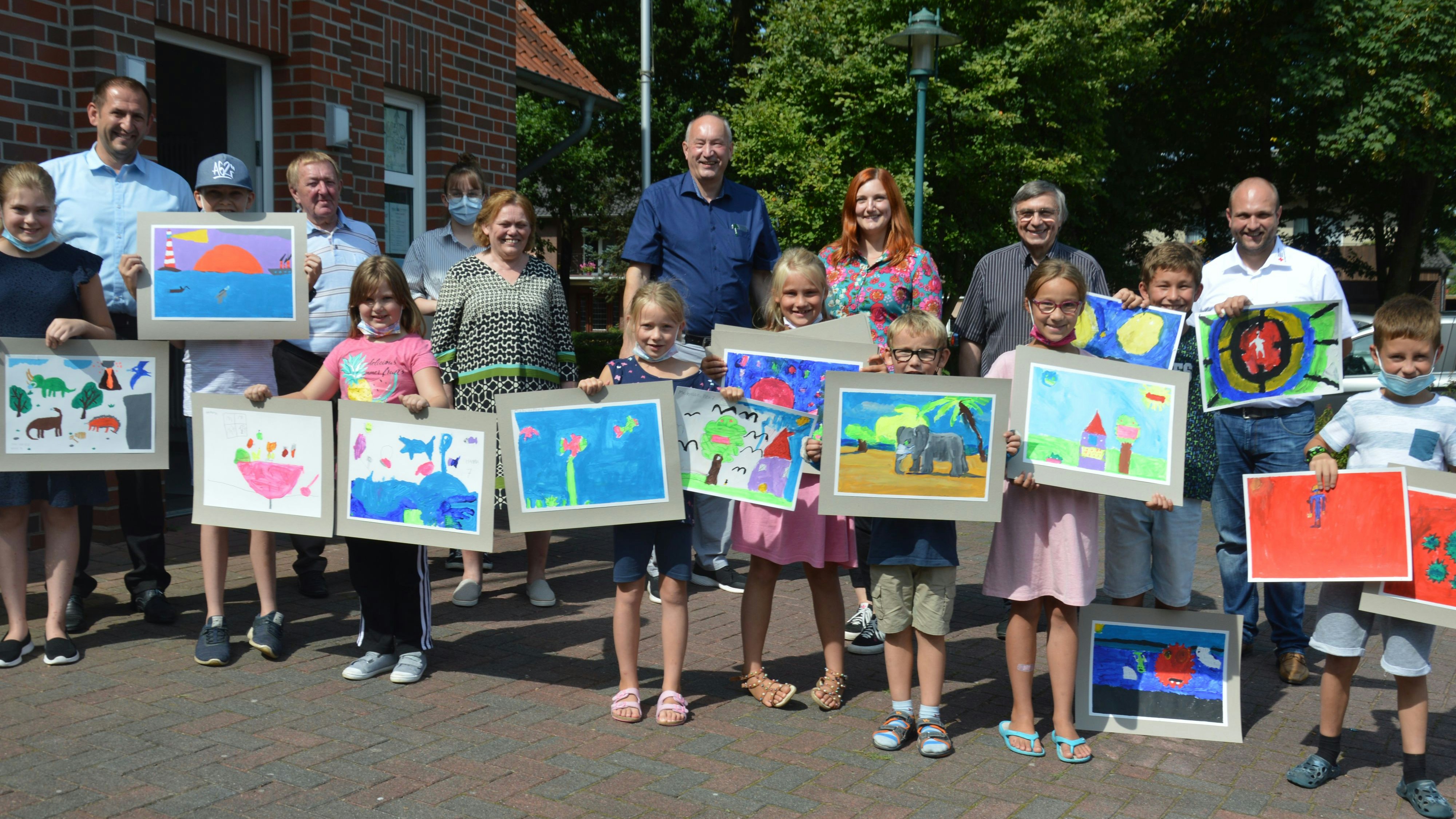 Kreative Köpfe: Einige der 41 Kinder präsentierten Molbergens Bürgermeister Witali Bastian (links) ihre Werke. Foto: Landwehr
