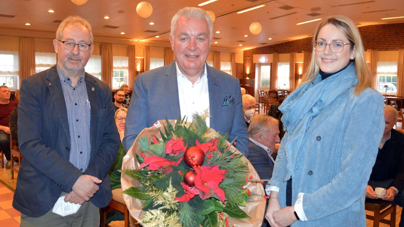 Die beiden stellvertretenden CDU-Kreisvorsitzenden Hermann Schröer (links) und Patricia Eckholt (rechts) gratulierten Christoph Eilers (Mitte) nach der Nominierung zum Landtagskandidaten. Foto: Landwehr