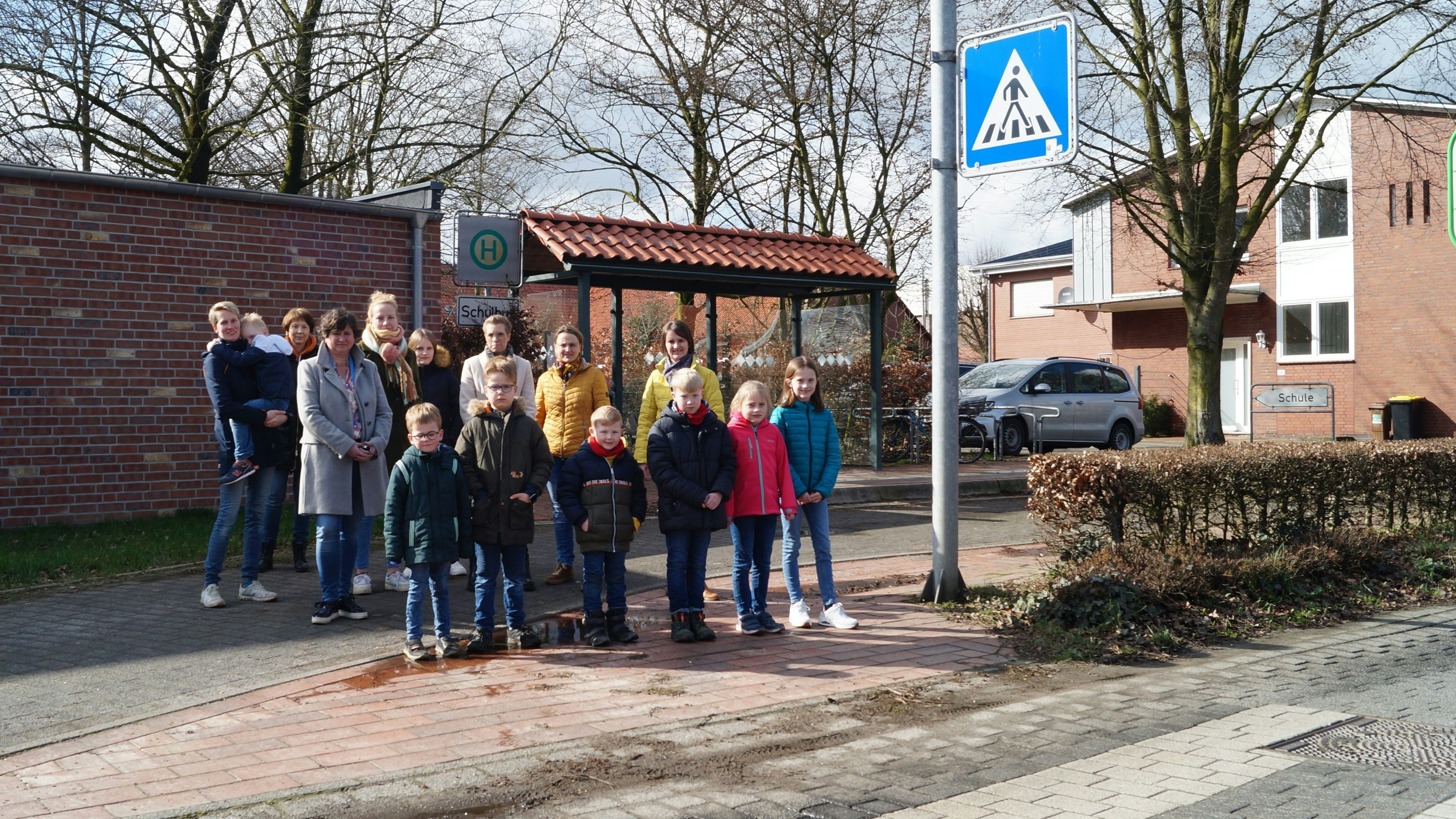 Fordern mehr Verkehrssicherheit: Viele Autofahrerinnen und -fahrer verhalten sich an der Straße vor der Grundschule Hagstedt rücksichtslos – trotz des Zebrastreifens. Foto: C. Meyer