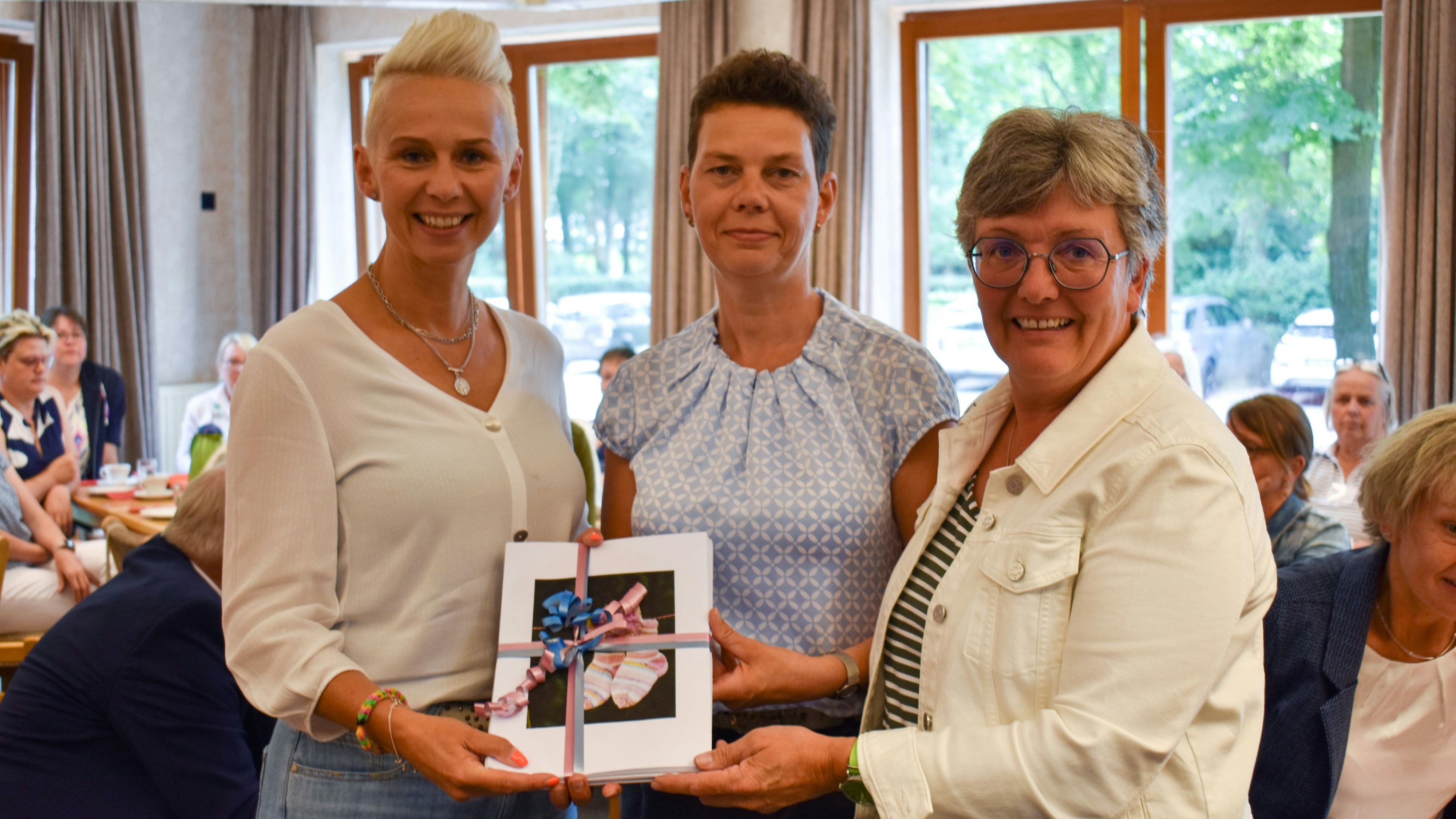 Pro Geburtshilfe: Ina Janhsen und Doris Wieghaus (von rechts) überreichten 4000 Unterschriften für den Erhalt der Geburtshilfestationen an Silvia Breher. Foto: Looschen