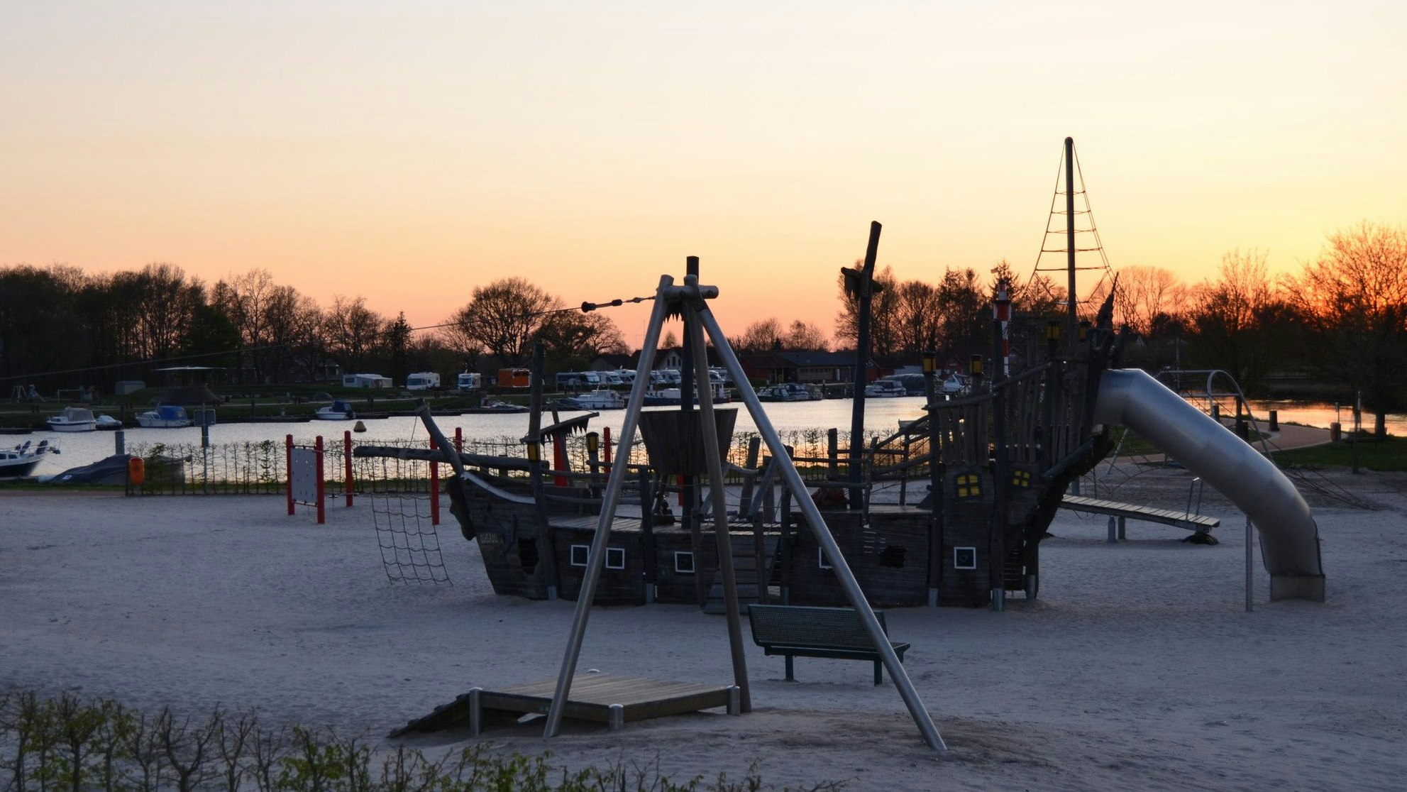 Der Traumspielpark am Barßeler Hafen in der Abendsonne. Die Gemeinde plant, ein neues Großspielgerät dafür anzuschaffen. Welches genommen wird, darüber entscheiden alle Kinder im Gemeindegebiet in einer Abstimmung. Foto: Fertig