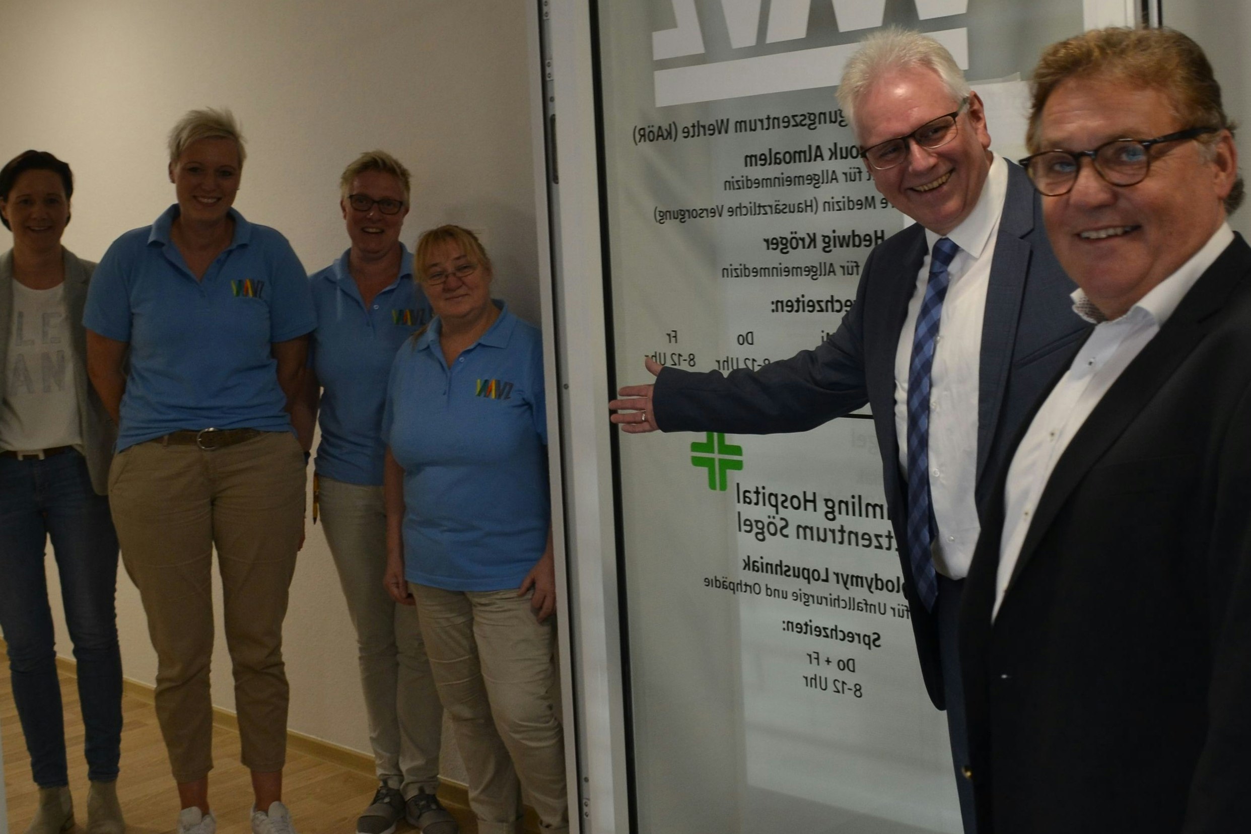 Willkommen: Geschäftsführer Johannes Kassens (links) begrüßt Dr. med. Frank Jehn im MVZ in Werlte. Jehn nimmt dort am 1. Oktober seine Tätigkeit auf. Foto: Andy Albers/Stadt Werlte