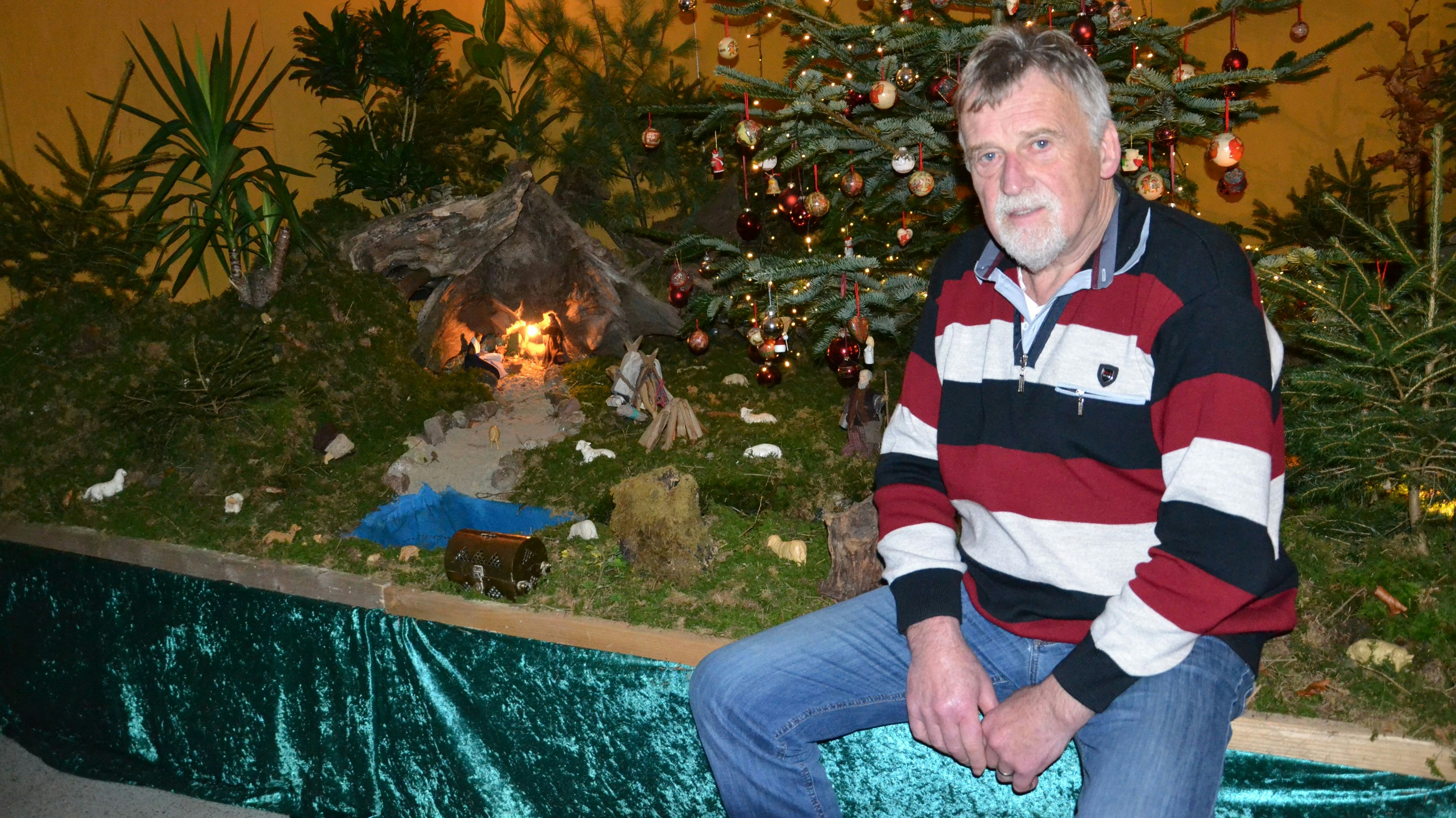 Kistenweise Material herangeschleppt: Seit 26 Jahren baut Helmut Ellers aus Holtrup seine Weihnachtskrippe mit viel Naturmaterial auf. Foto: Bernd Götting