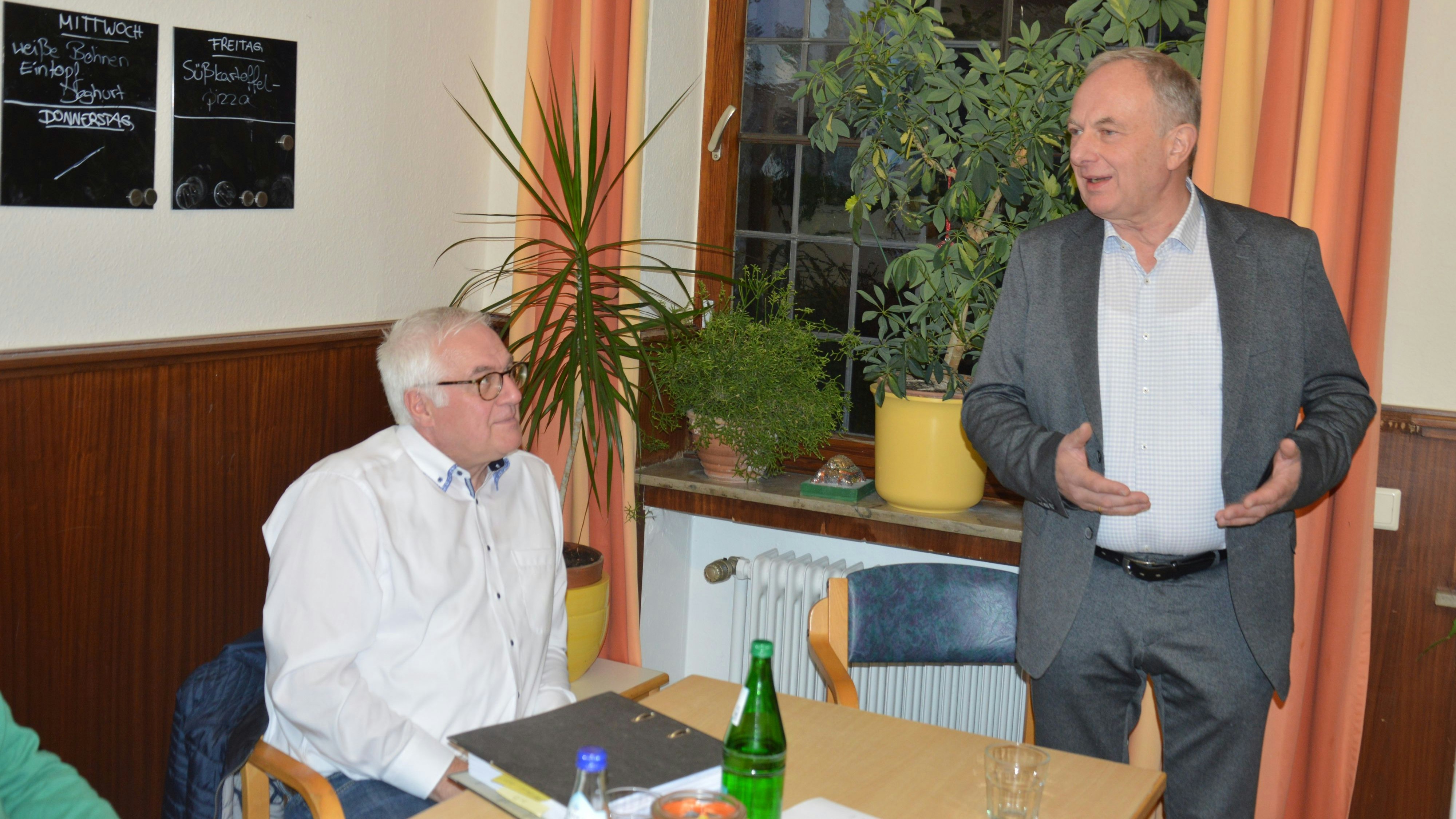 Setzt auf Aufmerksamkeit und Zuwendung: Der ehemalige Landtagsabgeordnete Clemens gr. Macke (stehend re) neben Kassenwart Gerd Niehaus. Foto: Landwehr