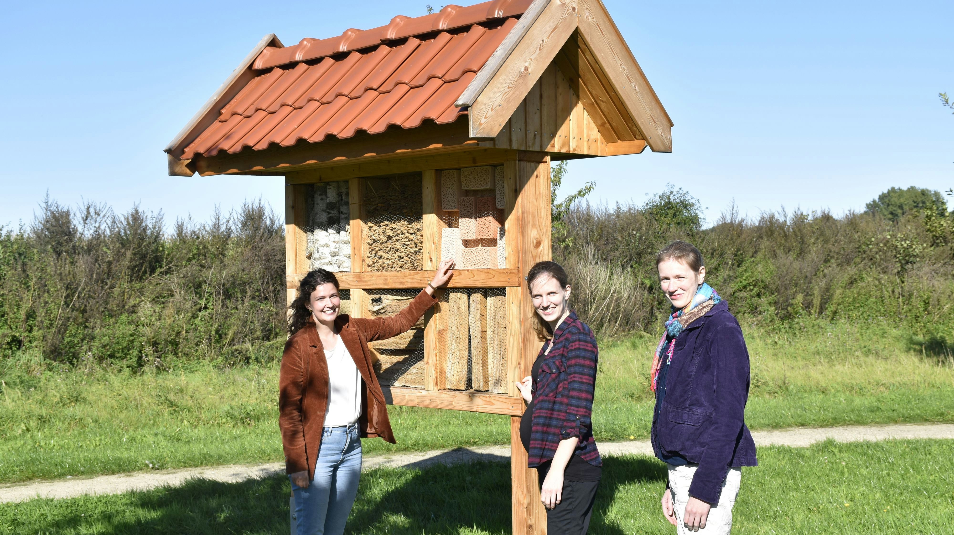 Insektenhotels seien ein gutes Beispiel für einen naturnahen Garten, sagen Dorothee Arp (von links),&nbsp;Karin Bokop und Hannah Hoff. Foto: Scholz