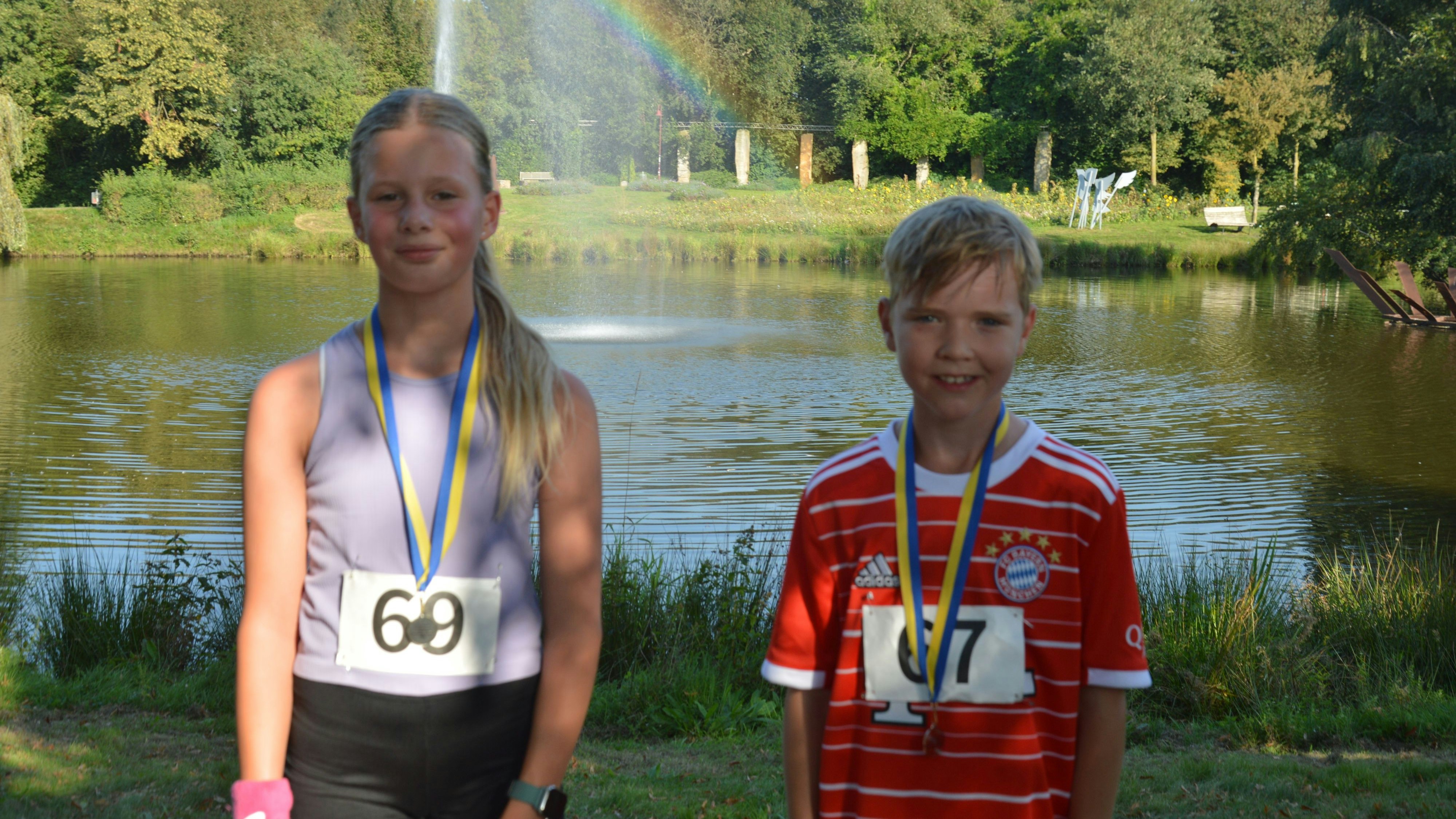 Ausgezeichnet: Julia Rüter und Luca Hüstede holten sich beim Dorfpark-Lauf den Sieg bei den Teilnehmern der Klassen 5 bis 7. Foto: Landwehr