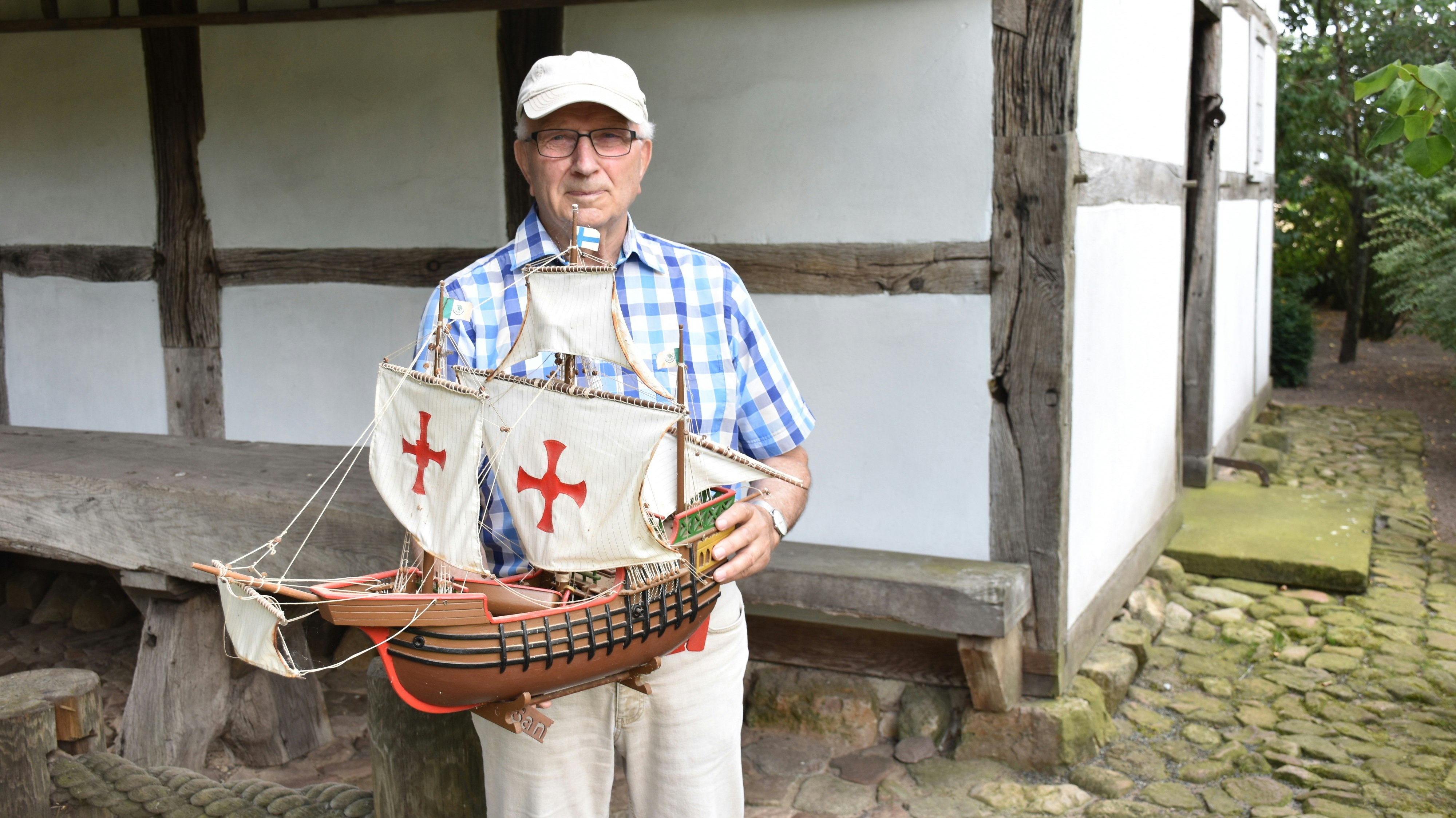 Kennt sich mit der Seefahrt aus: Alfons Völkerding, Gästeführer des Heimatvereins Mühlen. Foto: Kessen