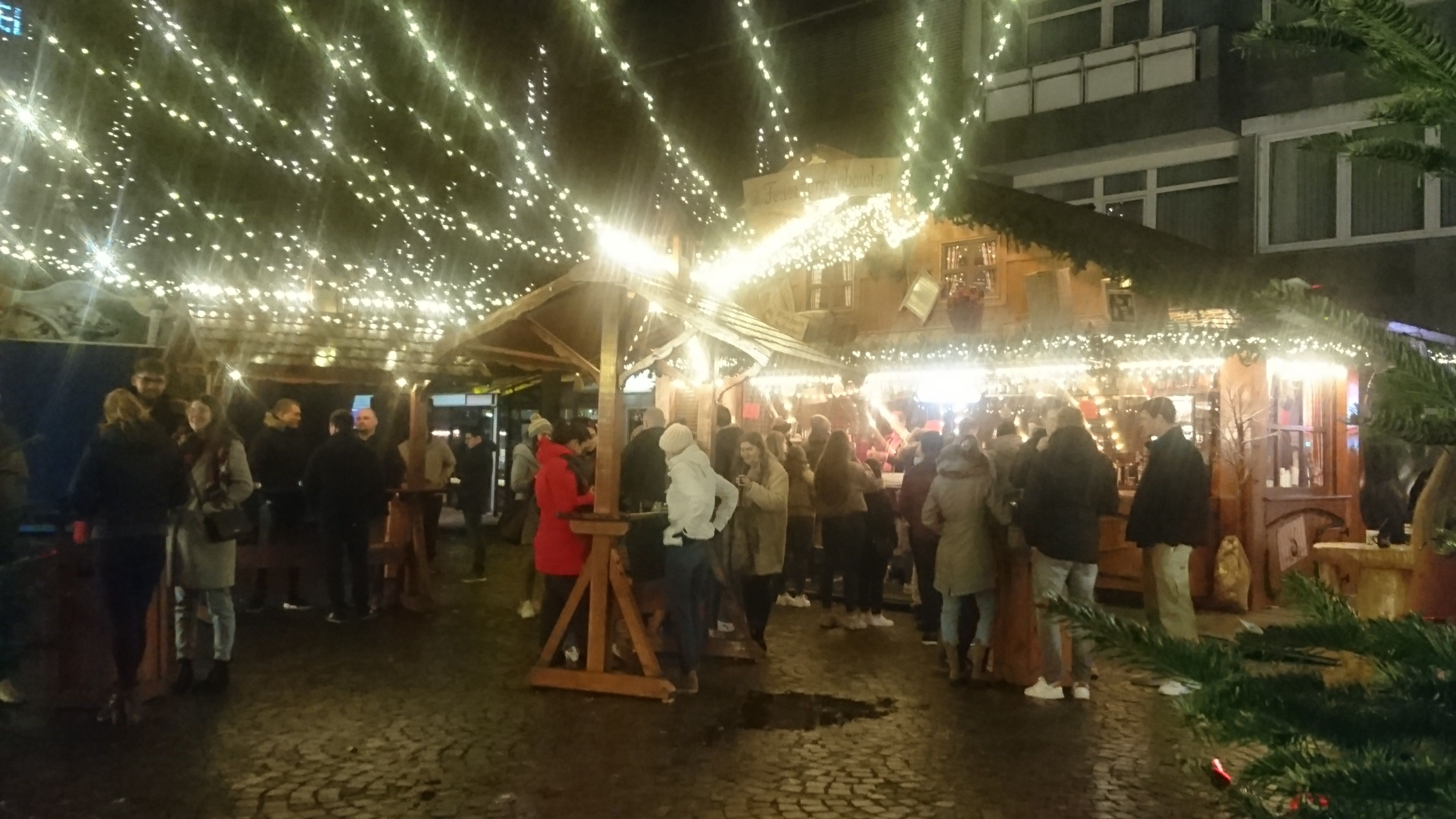 Weihnachtlicher Lichterglanz in der Vechtaer Innenstadt: Der Markt vermittelt eine heimelige Atmosphäre. Die wirtschaftliche Situation der Beschicker ist hingegen nicht so schön. Nun kommt mit 2G-Plus eine verschärfte Regel hinzu. Foto: Speckmann&nbsp;