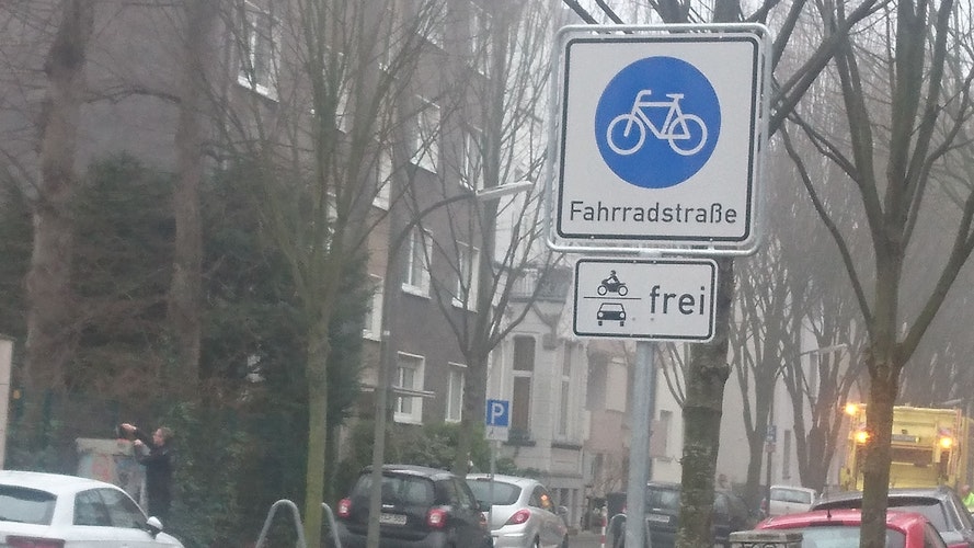 Fahrradstraßen gibt es in vielen Städten. Zusatzschilder erlauben die Nutzung für Autos und Motorräder. Foto: Speckmann