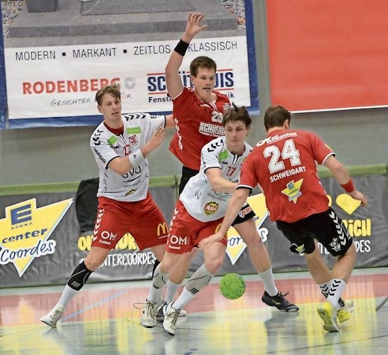 Test gegen Aurich: Während der Vorbereitung werden die Handballer des TV Cloppenburg (links Nils Goepel, Zweiter von rechts Vincent Saalmann) zwei Freundschaftsspiele gegen den OHV absolvieren. Foto: Ludger Langosch