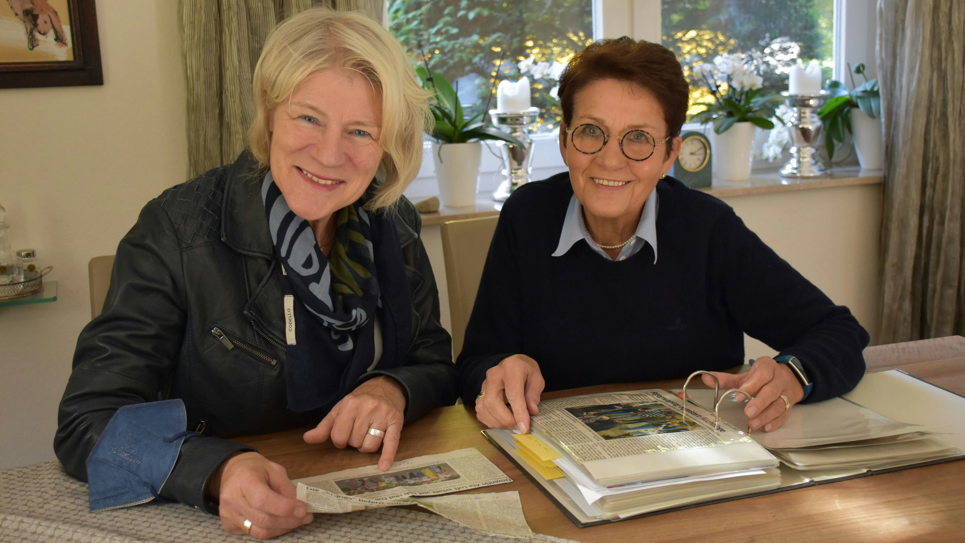 Blick zurück: Das Führungsduo des Vereins, Kerstin Sommer (links) und Ursula gr. Holthaus, schwelgt in Erinnerungen. Foto: Röben