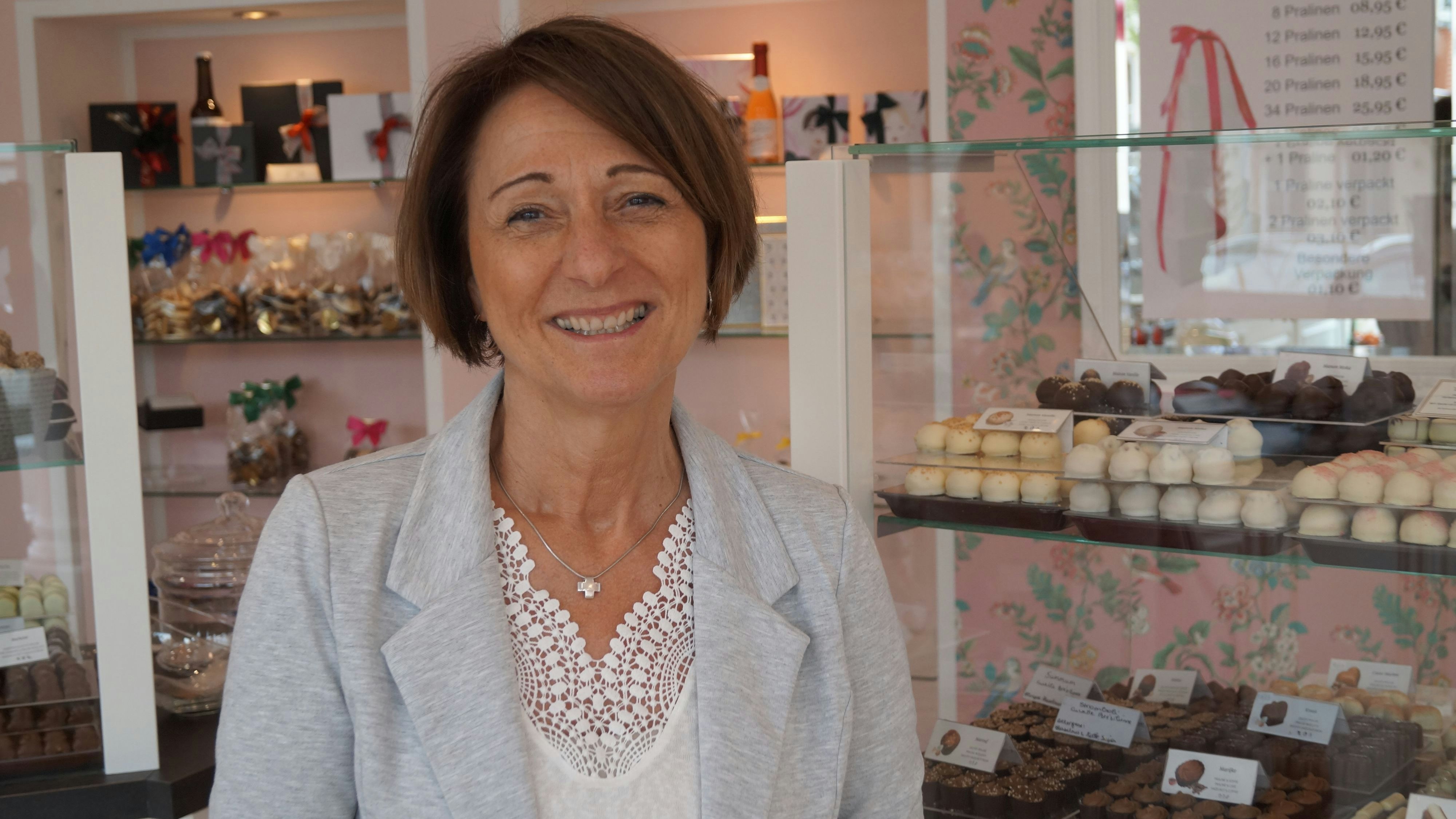 Hat ihren Traumjob gefunden: Hannelore De Schutter-Van Hees berät ihre Kundinnen und Kunden gerne in ihrem Schokoladen in Visbek. Foto: C. Meyer