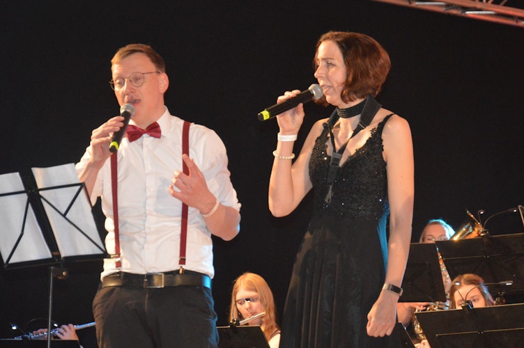 Beeindruckten auf der Bühne: die Vorsitzende Anne Zumdohme (rechts) im Gesangsduett mit Jan Lüdeke. Foto: Landwehr