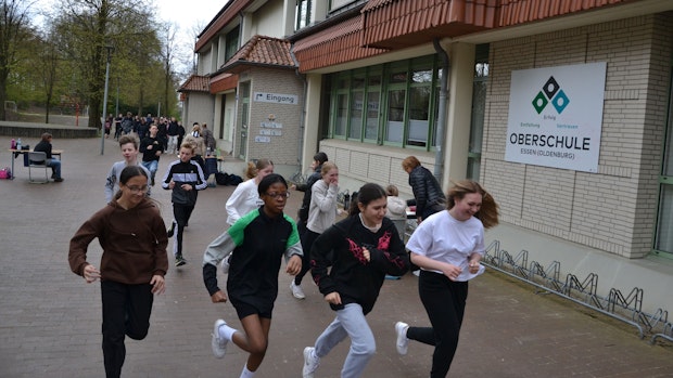 Schüler laufen für Menschen in Krisengebieten