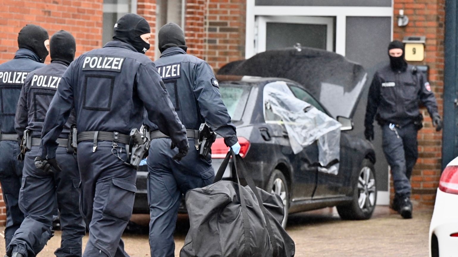 Razzien an mehreren Orten auch im Kreis Vechta: Spezialeinsatzkräfte der Polizei haben am Dienstag mehrere Wohnungen durchsucht. Foto: M. Niehues