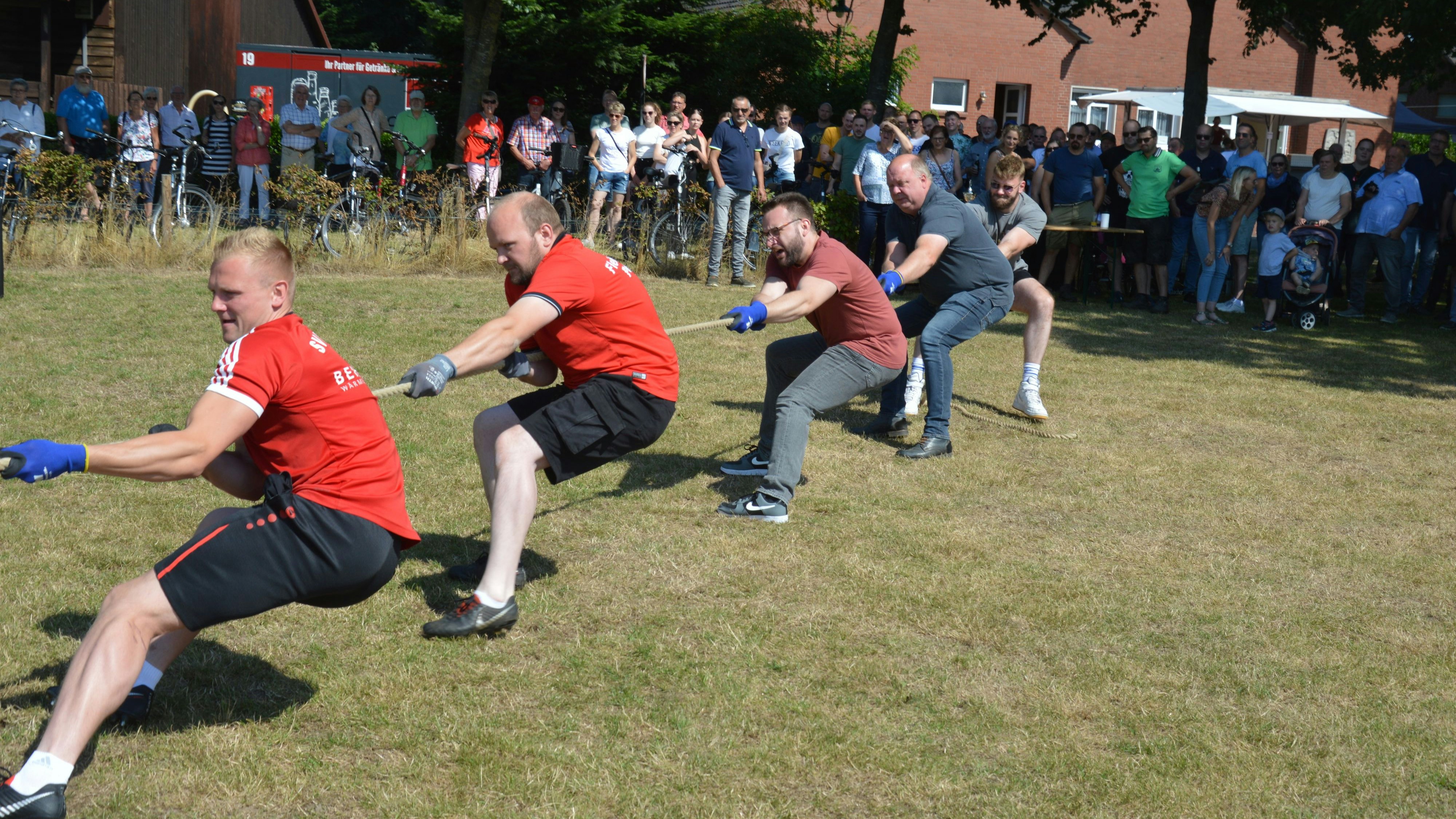 Volle Kraft: Die Mannschaft des SV Molbergen erwies sich beim Tauziehwettbewerb allen anderen Teams überlegen. Foto: Landwehr