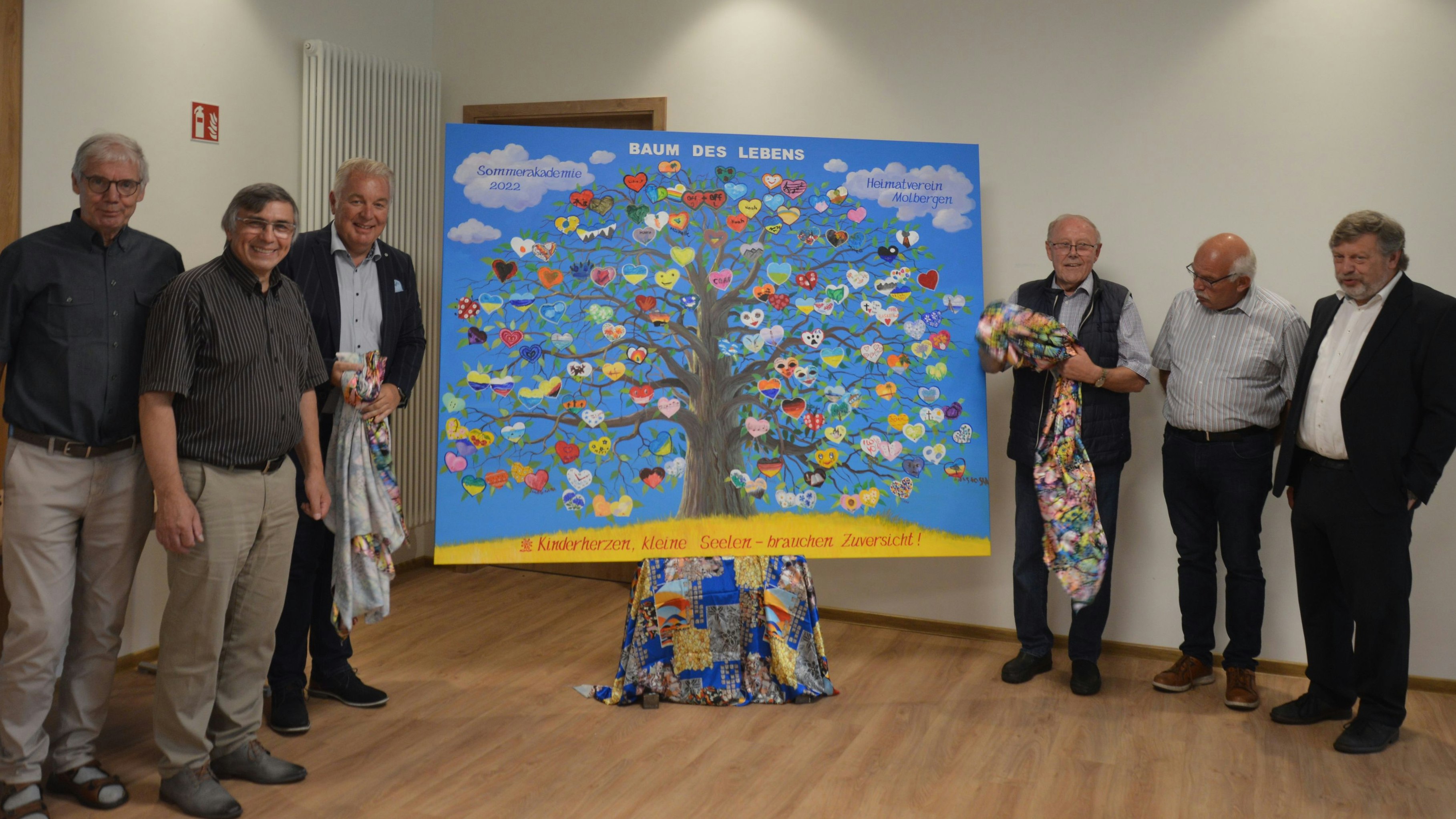 Der „Baum des Lebens“: Der Heimatverein Molbergen hat Kinder und Erwachsene aus der Ukraine eingeladen, ihre Werke auszustellen und ein gemeinschaftliches Bild zu schaffen. Foto: Landwehr