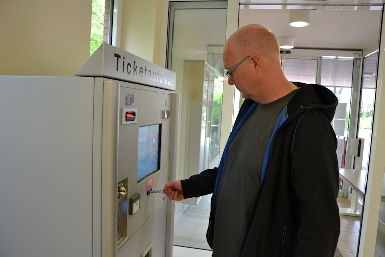 Neuer Ticketautomat: Er funktioniert mit und ohne Bargeld. Foto: Meyer