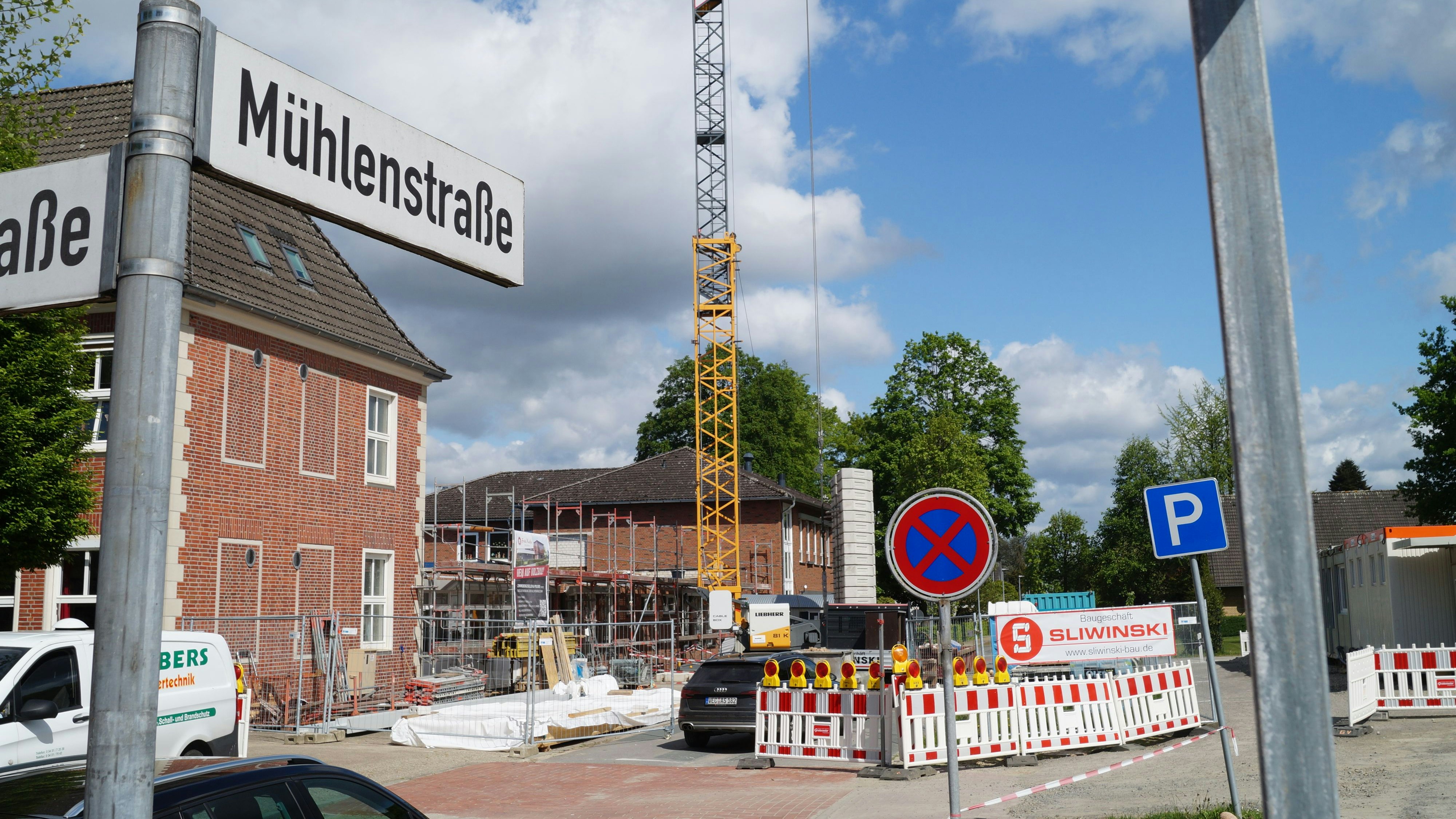 Baustelle: An der Gerbertschule laufen die Arbeiten für die Aufstockung. Dafür ist die Mühlenstraße noch mehrere Wochen gesperrt. Foto: C. Meyer