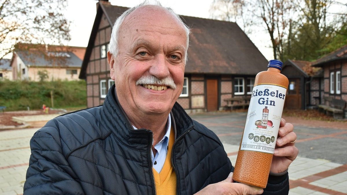 Absolutes Kultgetränk: Heinz Deters mit einer Flasche „Rießeler Gin“, einer Erfindung des kürzlich verstorbenen Lohner Pfarrers Uwe Grünefeld. Foto: Klöker