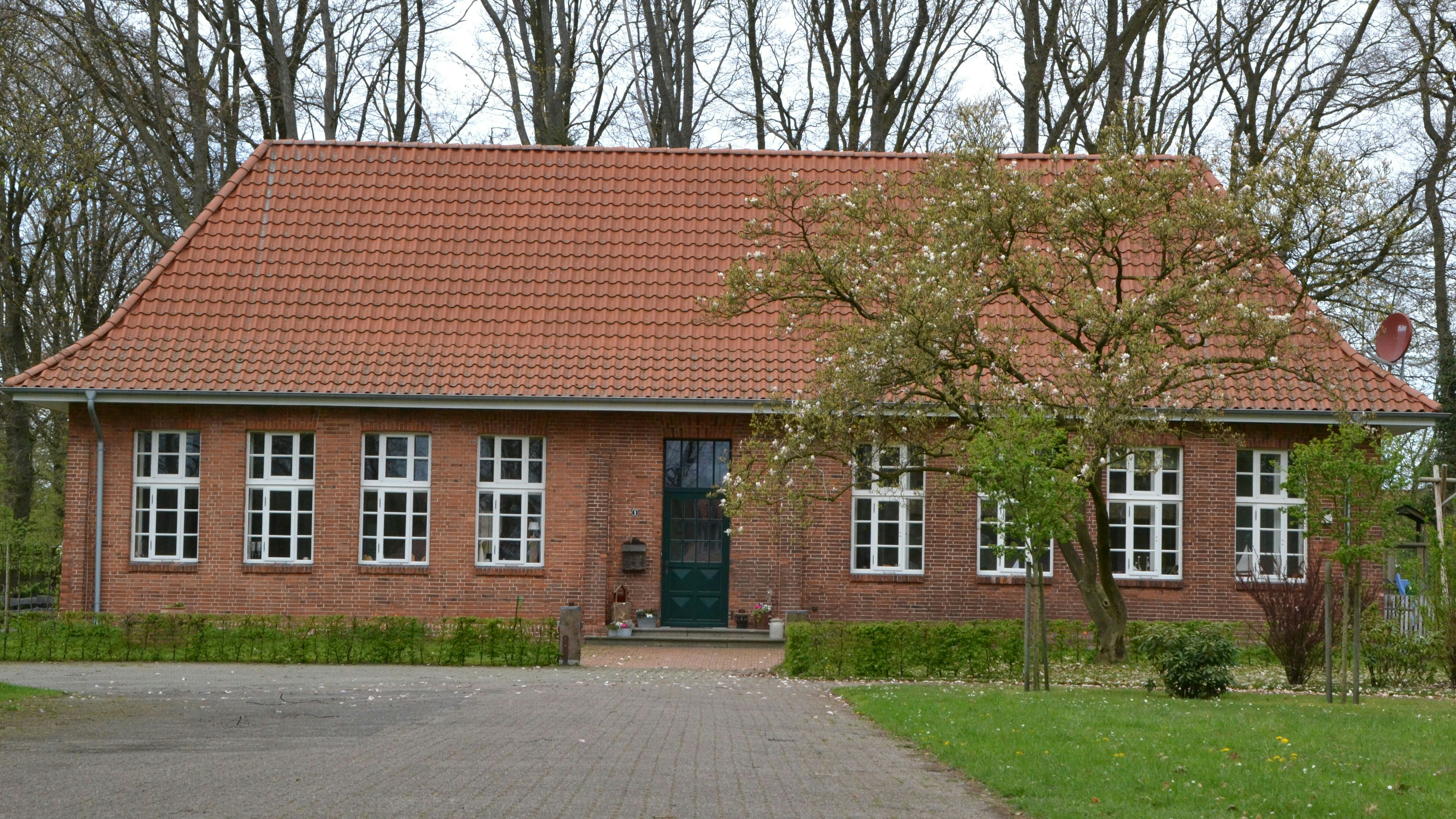Wohnen in der Alten Dorfschule: Das Gebäude befindet sich in privater Hand und wurde liebevoll renoviert. Foto: G. Meyer