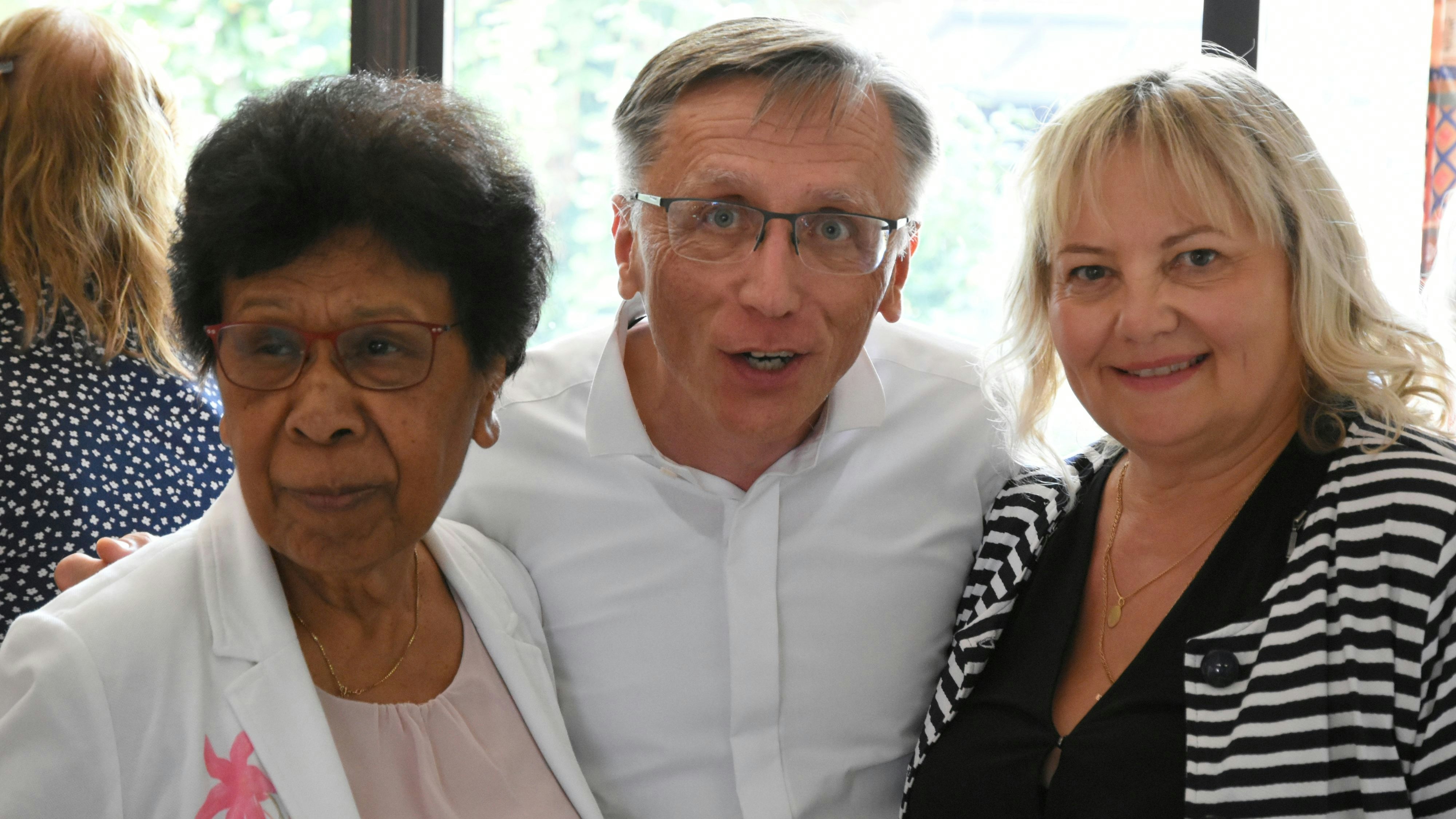 Abschied mit einem Lächeln: Ann Douwes und Lilli Miller (rechts) vom Linderner Kirchenrat bedankten sich bei Pastor Jürgen Schwartz. Foto: Kock