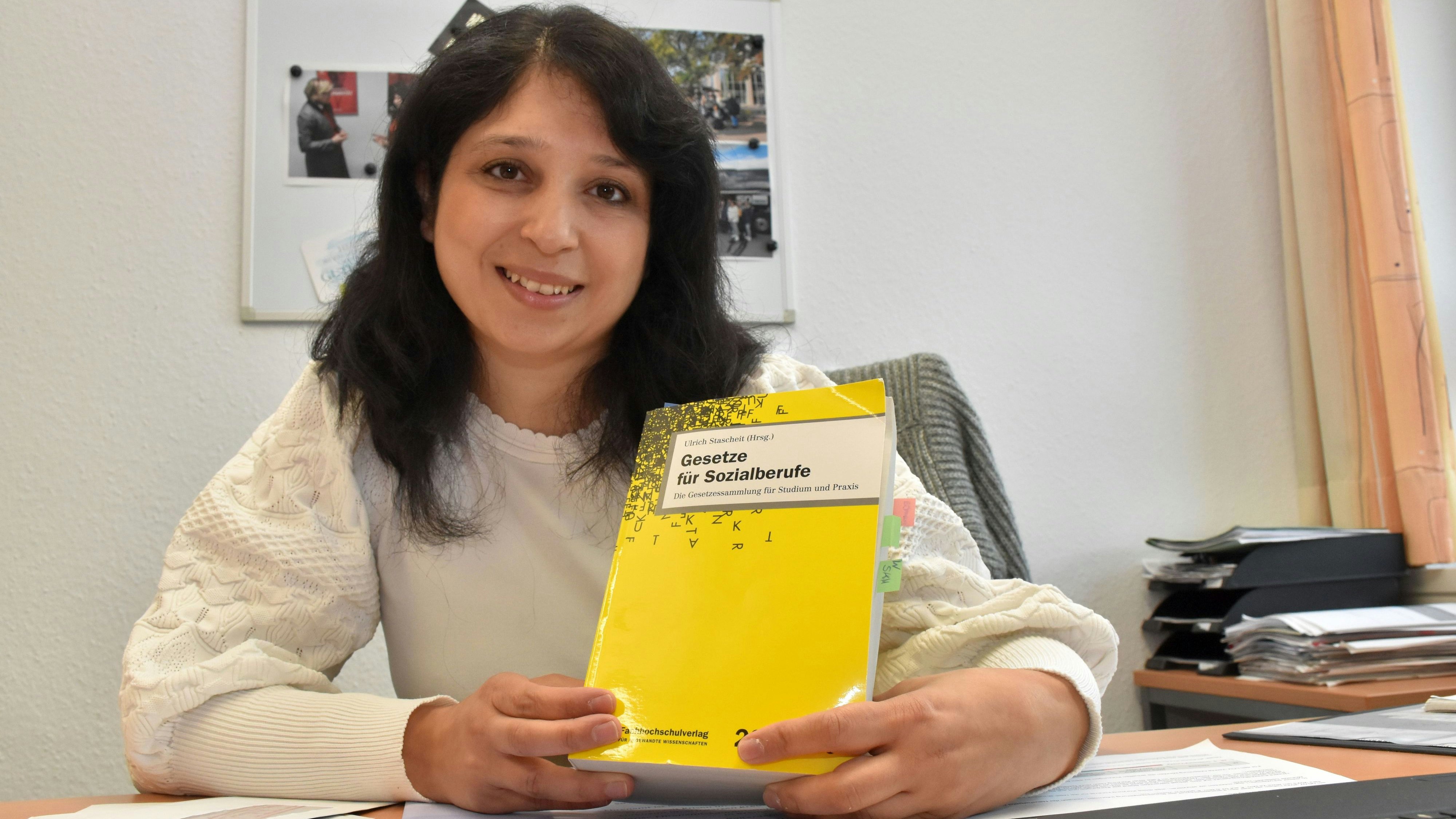 Schwere Lektüre: Amira Hasso ist Referentin für Migration und Integration beim Landes-Caritasverband in Vechta. Mit den Sozialgesetzen hat sie täglich zu tun. Foto: Berg