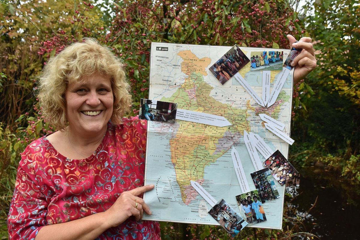 Vielseitiges Engagement: Marietheres Stoppel mit einer Landkarte von Indien, auf der die verschiedenen Projekte der Indienhilfe Bakum markiert und beschrieben sind. ⋌Foto: Klöker