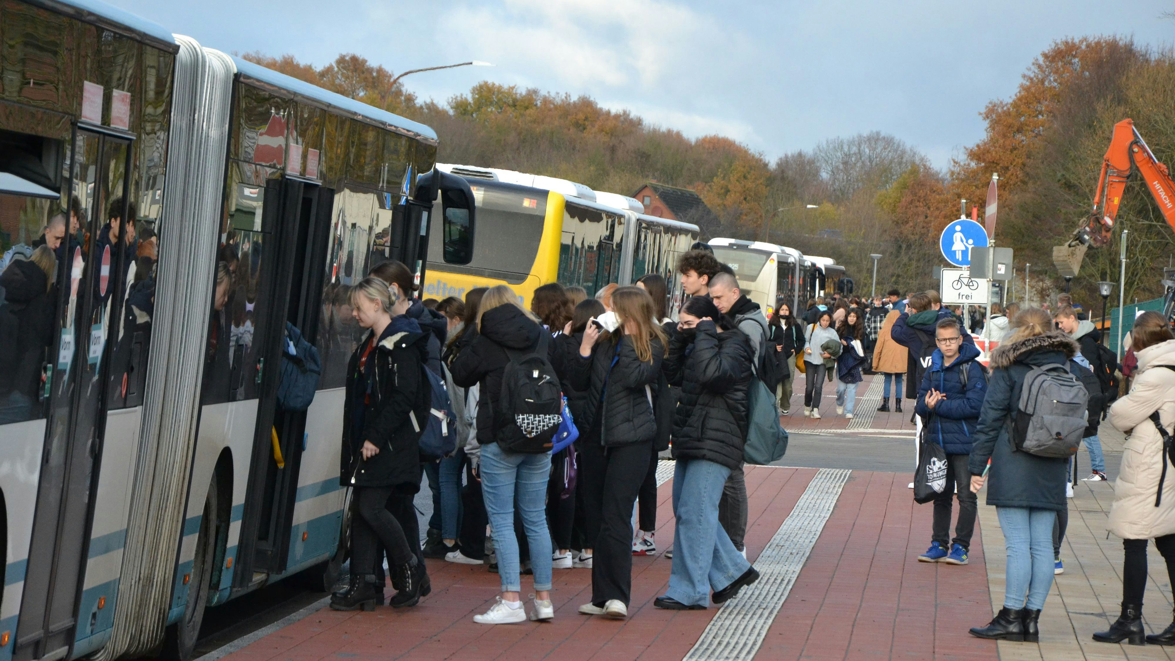 Halten auf bis zu 220 Meter Länge: Der neue Omnibusbahnhof in Löningen ist in Betrieb gegangen. Foto: G. Meyer