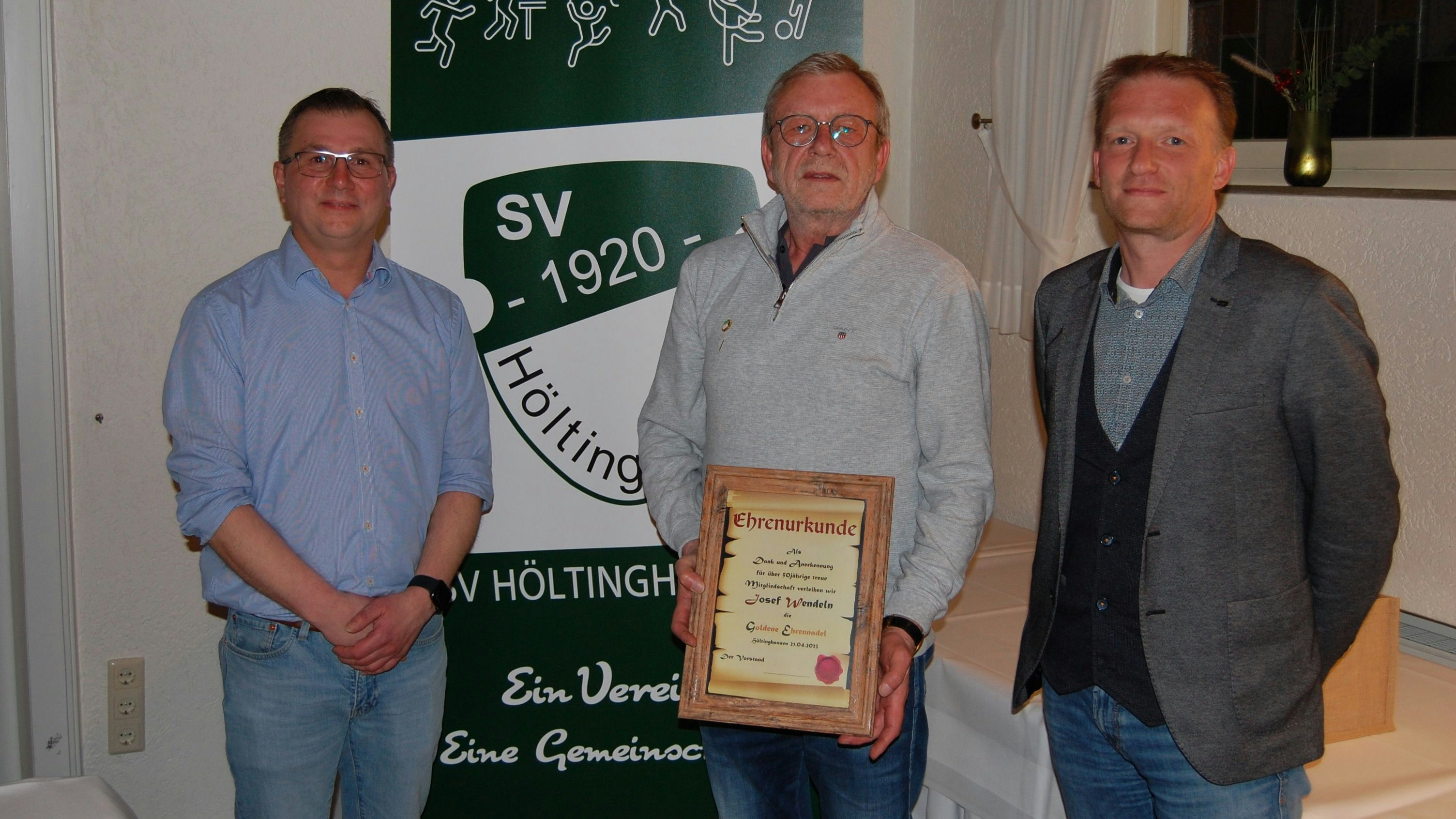 Vereinsvorsitzender Josef Wendeln (Mitte) wurde von Daniel Schnieders (links) und Ralf Böhmer mit der „Goldenen Ehrennadel“ des SVH ausgezeichnet. Foto: Plate