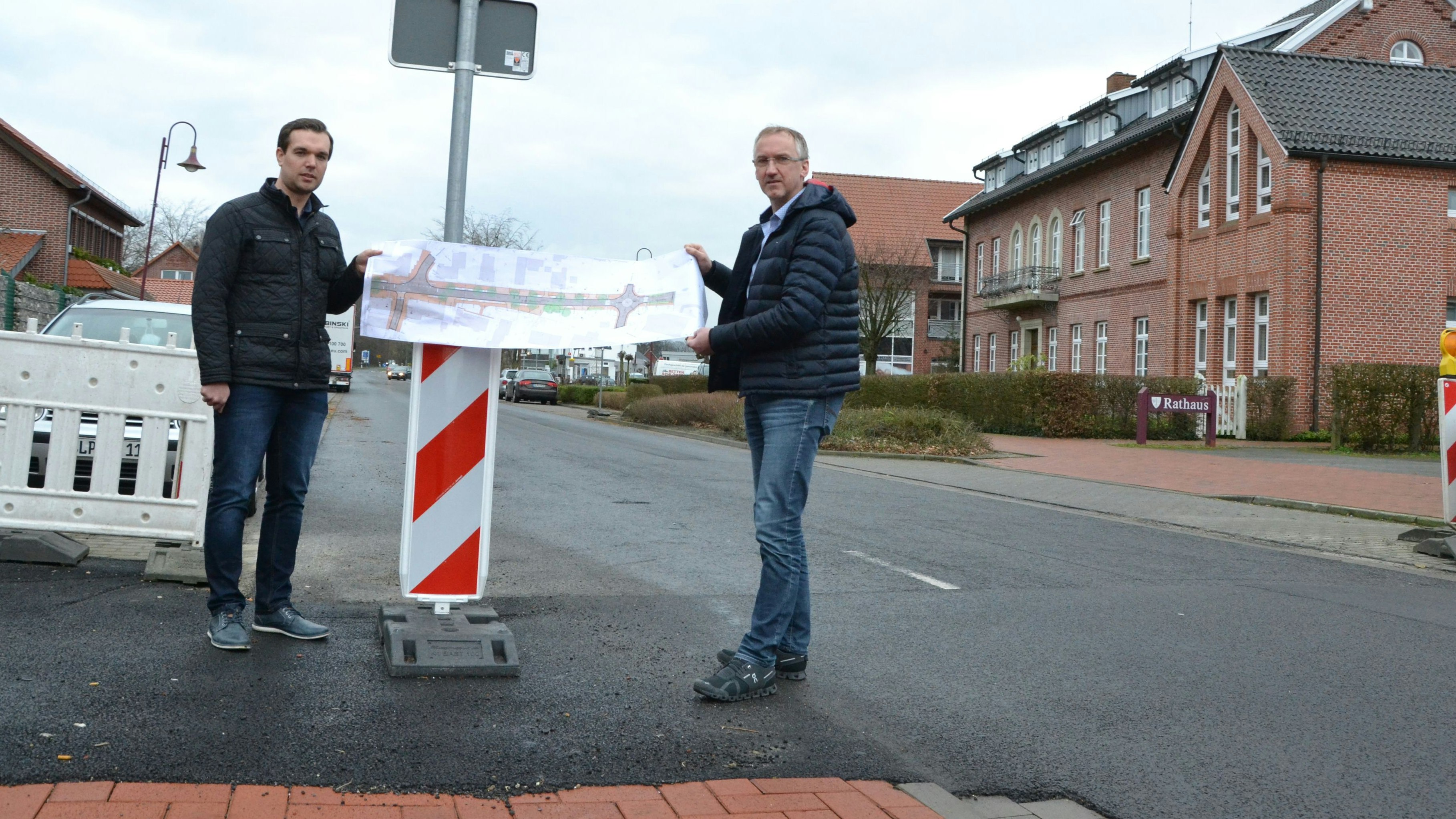 Es geht weiter: Kai kleine Arkenau (links) und Berthold Sauerland zeigen den Plan für den zweiten Bauabschnitt. Foto: G. Meyer