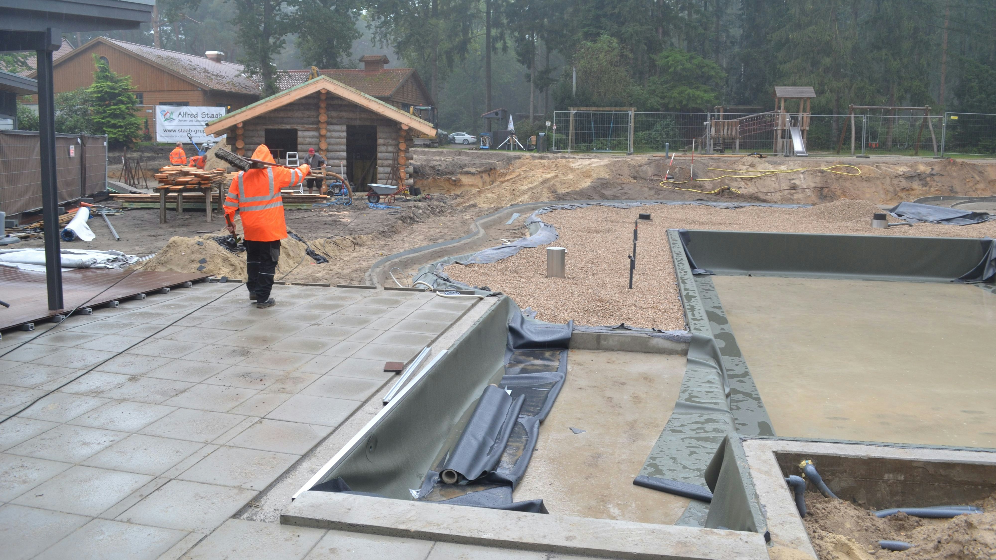 Noch einiges zu tun: Aktuell laufen die Bauarbeiten am Naturbadeteich. Foto: Schrimper