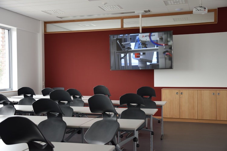 Modernste Technik: Alle Klassenräume sind mit Beamer, Leinwand und Fernseher ausgestattet.    Foto: Bernhardt