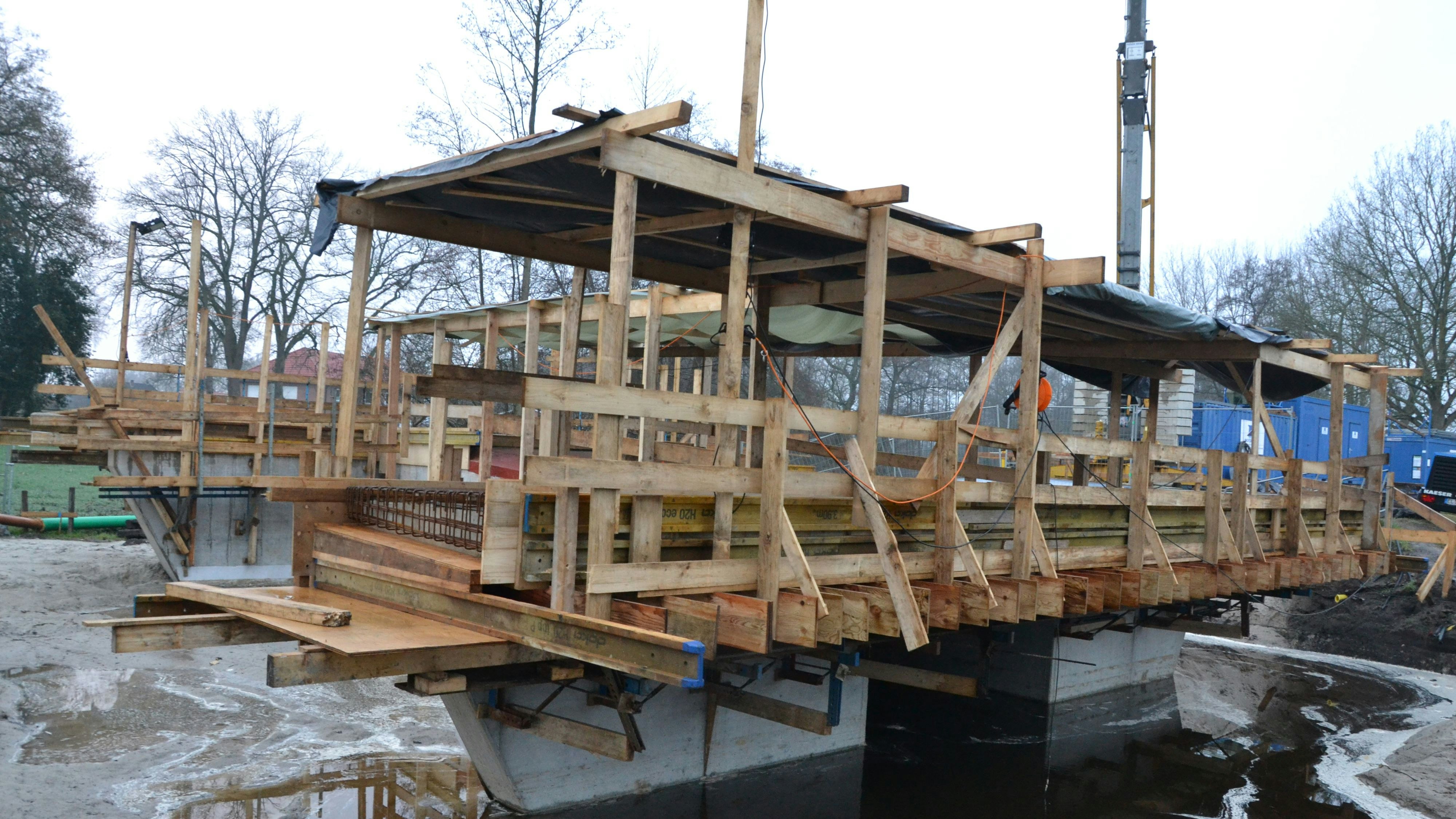 Nicht passierbar: Die neue Brücke über den Bunner Moorbach befindet sich seit Monaten im Bau. Foto: G. Meyer