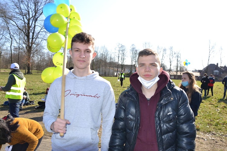 Verständigung klappt: Der 16-jährige Ukrainer Vlad (rechts) besucht seit Freitag die 9. Klasse der Oberschule. Sein neuer Mitschüler Peter hilft beim Übersetzen. Foto: G. Meyer