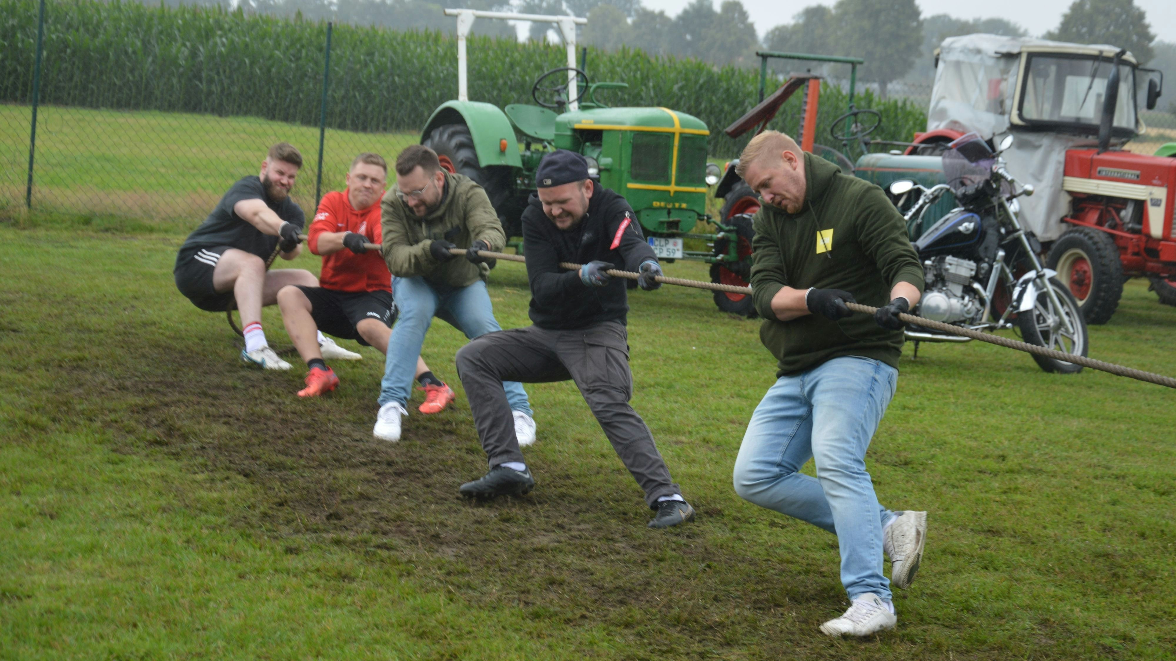 Und ziehen: Bei den Herren verteidigte das Team des SV Molbergen („HatschPüSchü“) den Titel.&nbsp; Foto: Landwehr