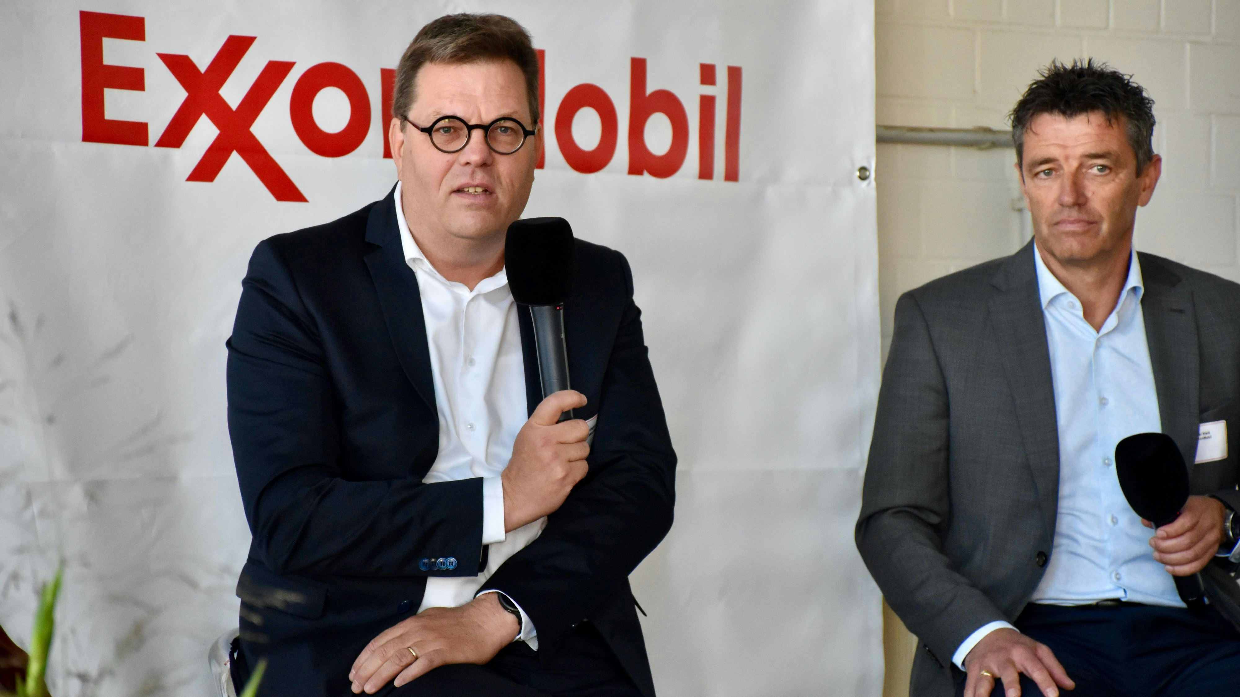 Jens-Christian Senger (links), Deutschland-Chef von ExxonMobil, hob die Vorzüge der heimischen Erdgasproduktion hervor. Rechts im Bild: Der technische Geschäftsführer von Exxon, Axel Weiß. Foto: Berg