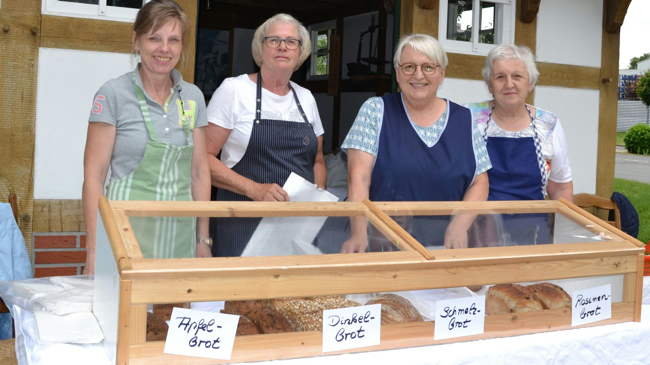 Fleißige Bäckerinnen (von links): Ulla Blome, Berna Lampe, Gretel Rode und Hildegard Sandker. Foto: G. Meyer