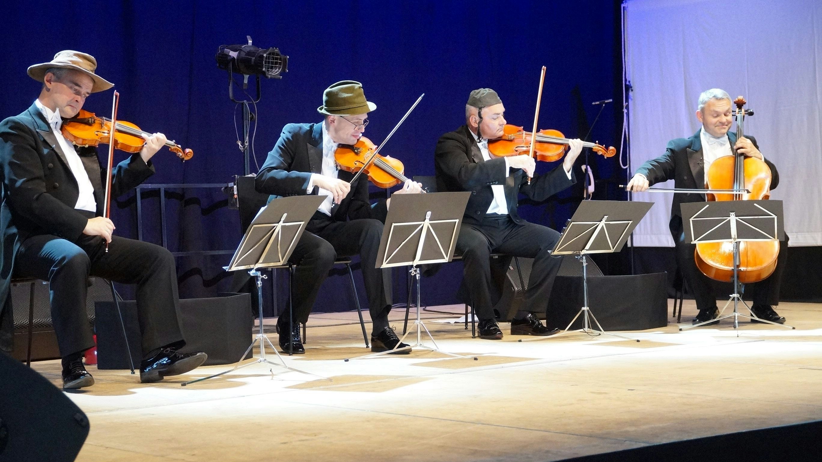 Spielt nicht nur Klassik: Das polnische MozART-Quartett bedient sich der Musik aller Genres und baut kleine Gags in seine Auftritte ein. Foto: Brauns-Bömermann