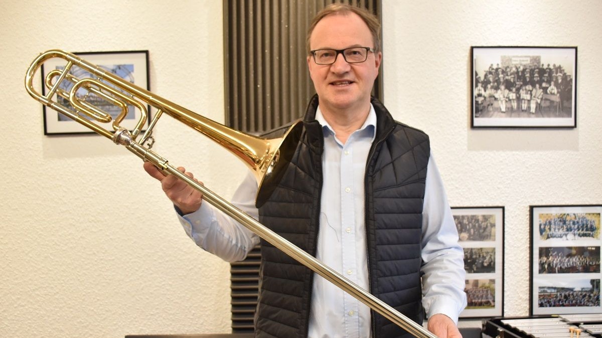 Eines seiner Lieblingsinstrumente: Harald Kuper mit einer Posaune. Foto: Klöker