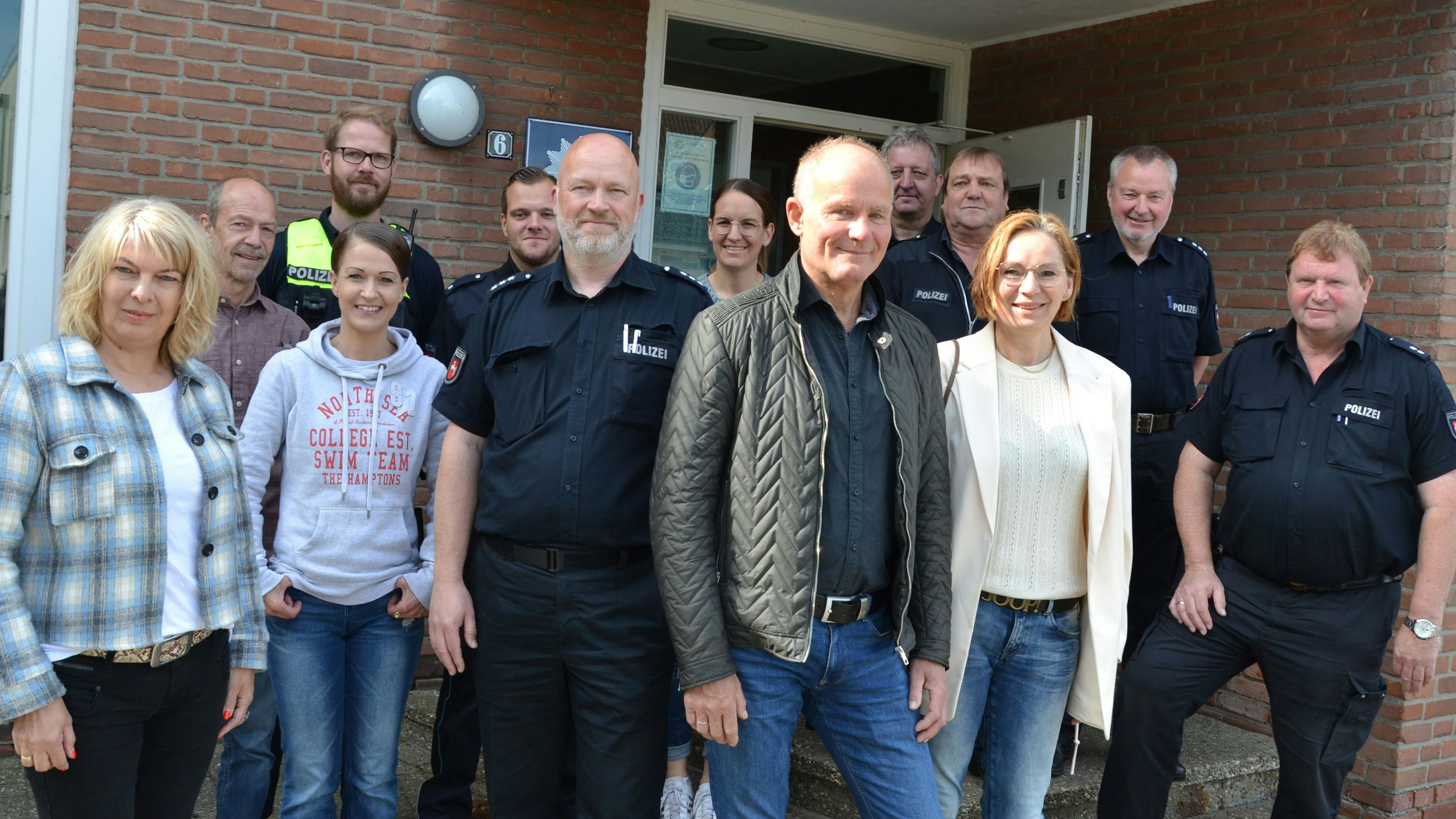 Abschied im Kollegenkreis: Dietmar Robbers (6. von rechts) tritt in den Ruhestand.&nbsp; &nbsp;Foto: G. Meyer