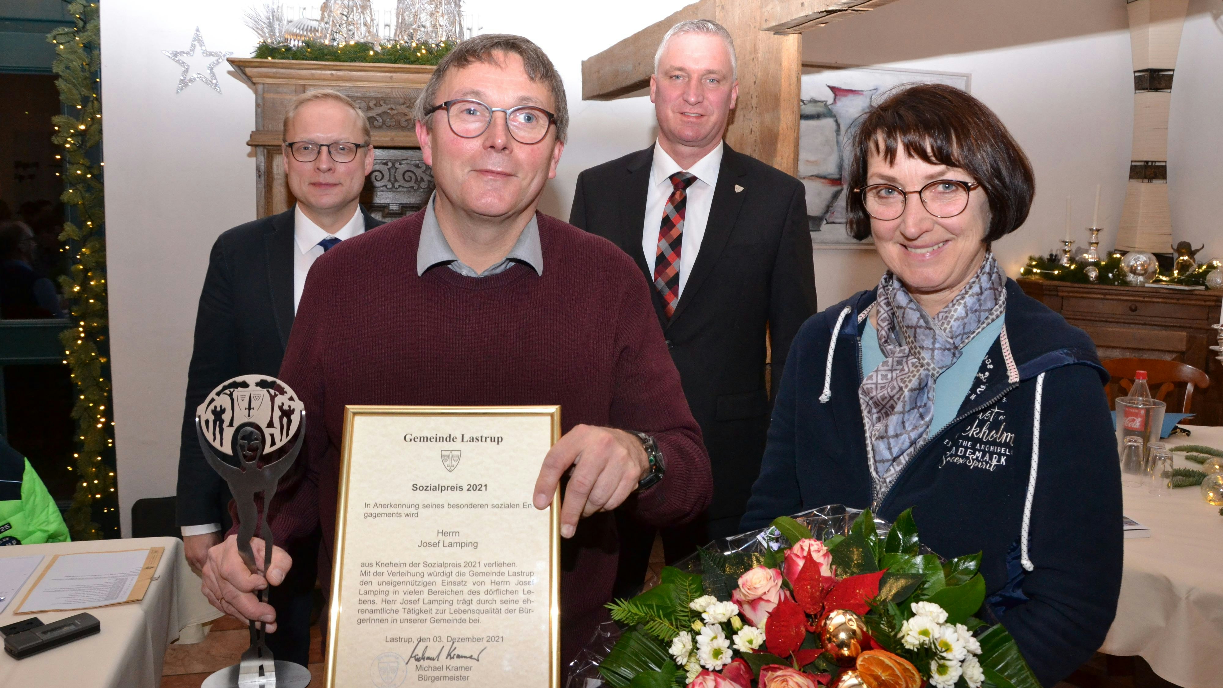 Verdiente Ehre: Josef Lamping (2. von links mit Ehefrau Christa) ist Träger des Sozialpreises 2021. Foto: Meyer