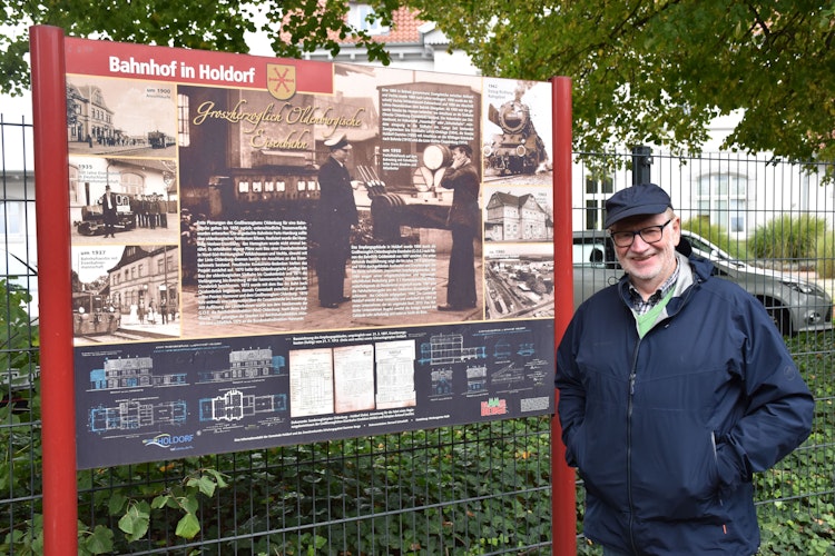 Ein möglicher Startpunkt: Auf einer Schautafel wird die Geschichte des Bahnhof in Holdorf erklärt. Foto: Böckmann