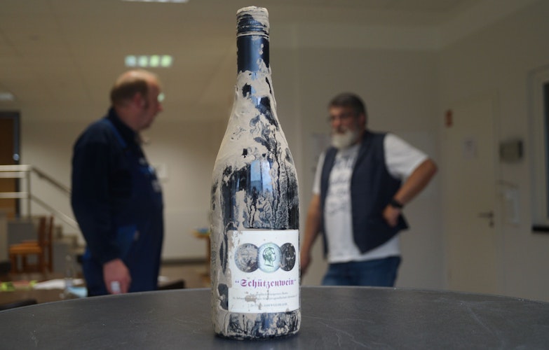 Wird versteigert: Diesen Rotwein haben die Lutter Schützen als Geschenk in Walporzheim erhalten. Foto: C. Meyer