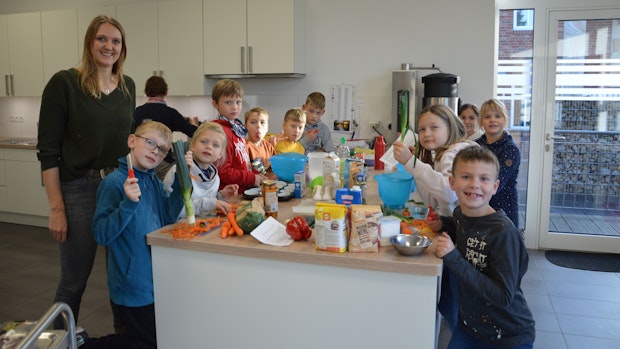 Gesund und lecker: Evenkamper Kinder stehen mit Freude in der Küche