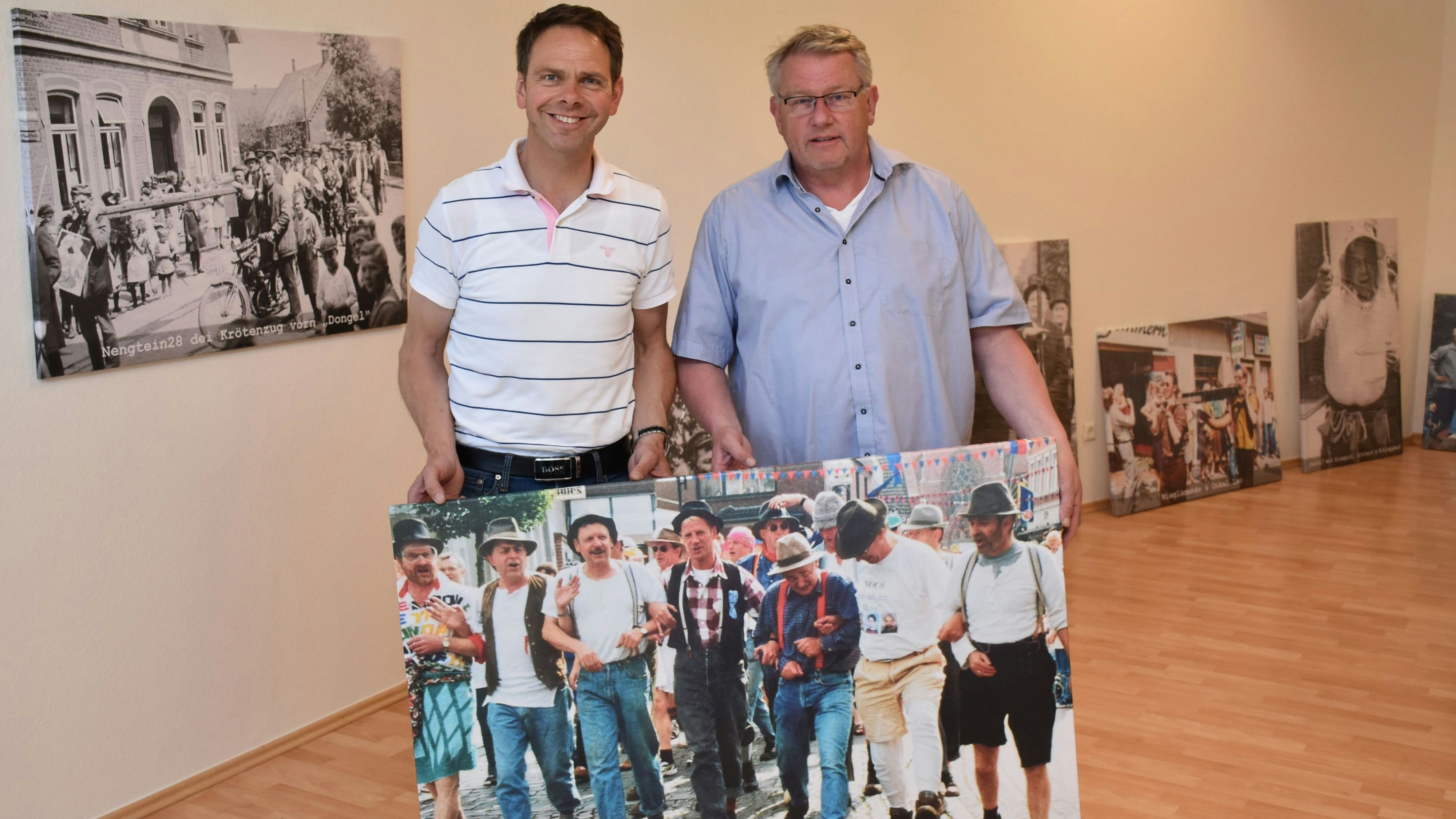 Die Initiatoren vom Heimatverein Steinfeld beim Aufbau: Helmut Sprehe (links) und Stephan Honkomp. Foto: Wehring