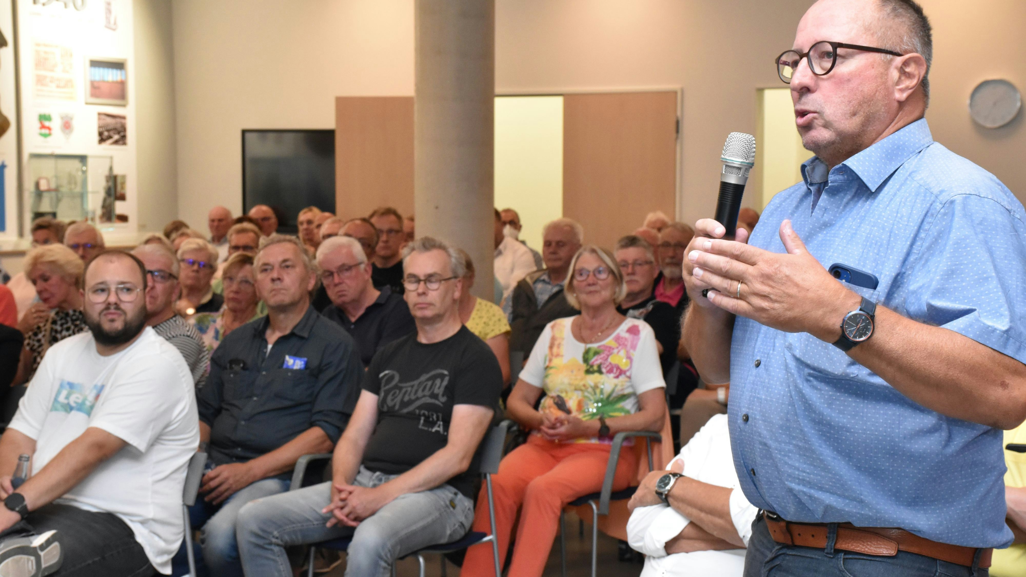 Redebedarf: 130 Gäste kamen zur Infoveranstaltung über die Zukunft des Krankenhausstandortes Lohne. Viele stellten kritische Fragen, etwa Eckhard Knospe (rechts). Foto: Berg