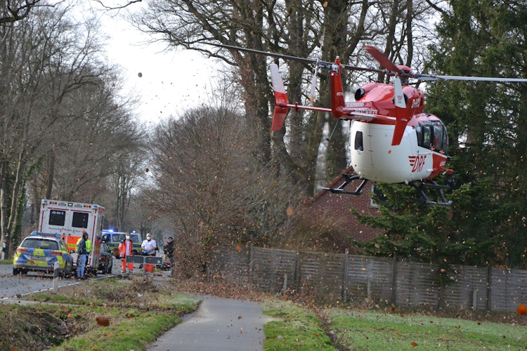 Auf dem Weg nach Bremen: Der Rettungshubschrauber brachte den Verletzten ins Krankenhaus. Foto: Meyer